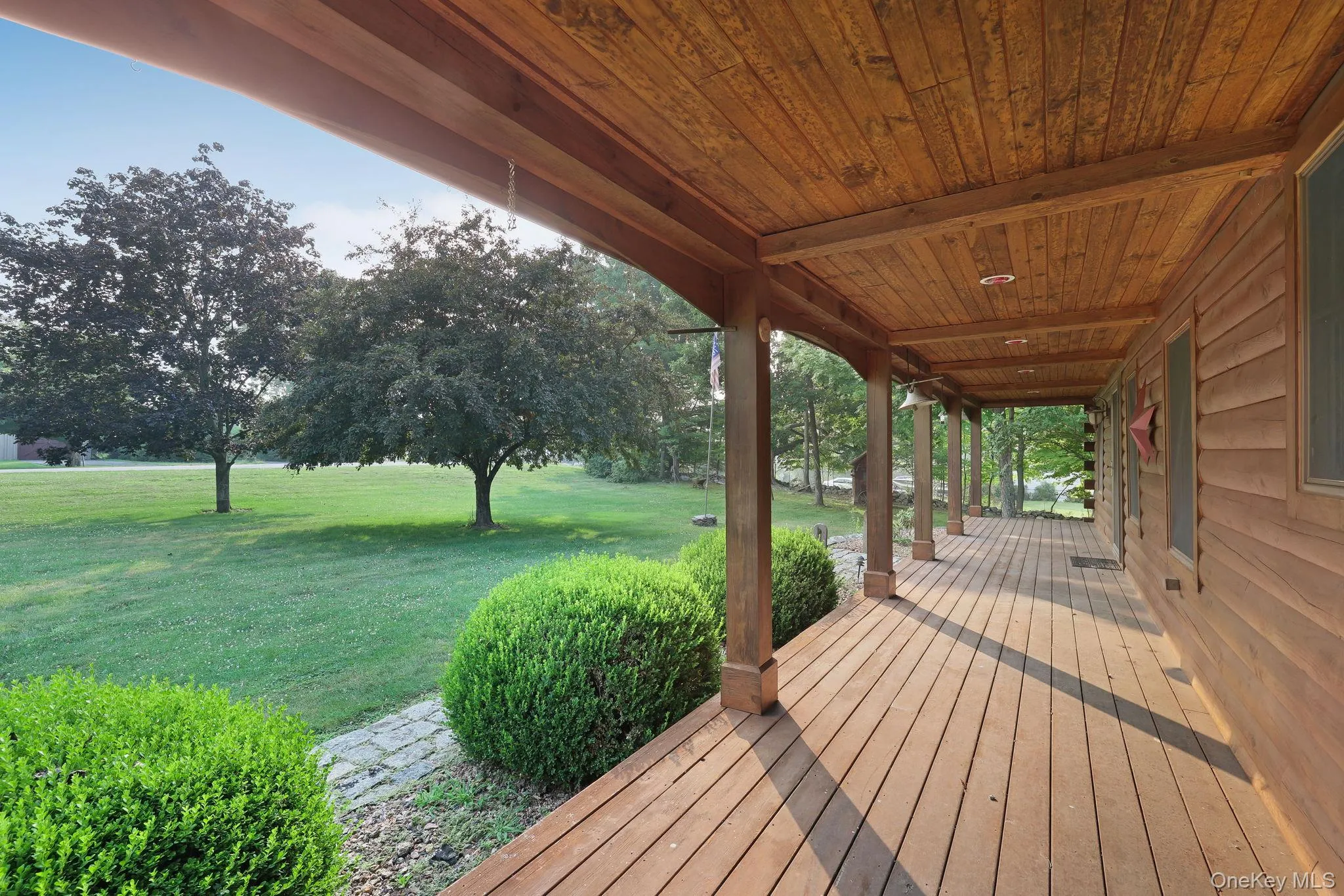 Spacious front porch. Spacious front porch.