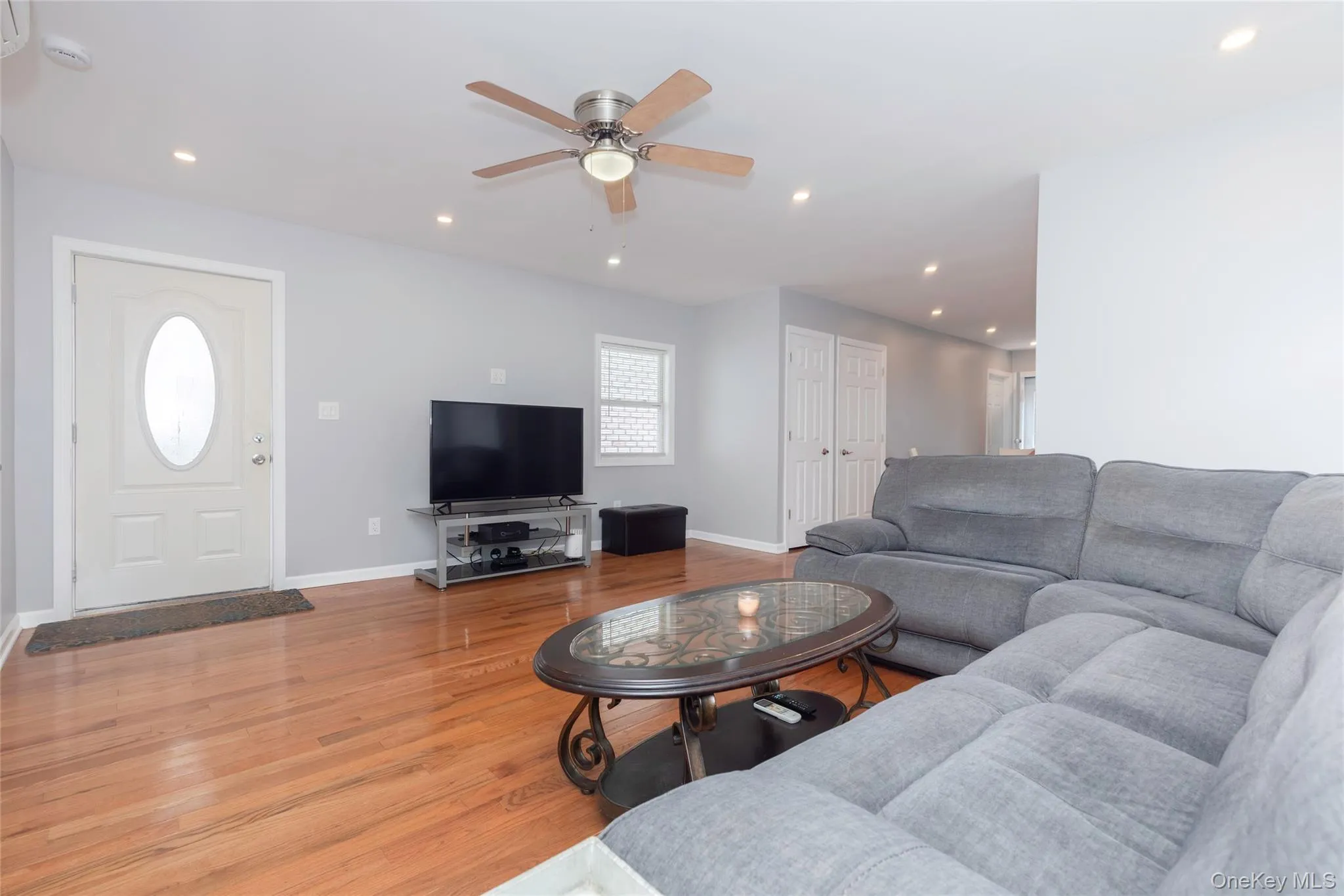72 Edgewater Park Drive, New York, NY, 1 Bedroom Bedrooms, 5 Rooms Rooms,1 BathroomBathrooms,Residential,For Rent,Edgewater Park,0,1026673 72 Edgewater Park Drive, New York, NY, 1 Bedroom Bedrooms, 5 Rooms Rooms,1 BathroomBathrooms,Residential,For Rent,Edgewater Park,0,1026673