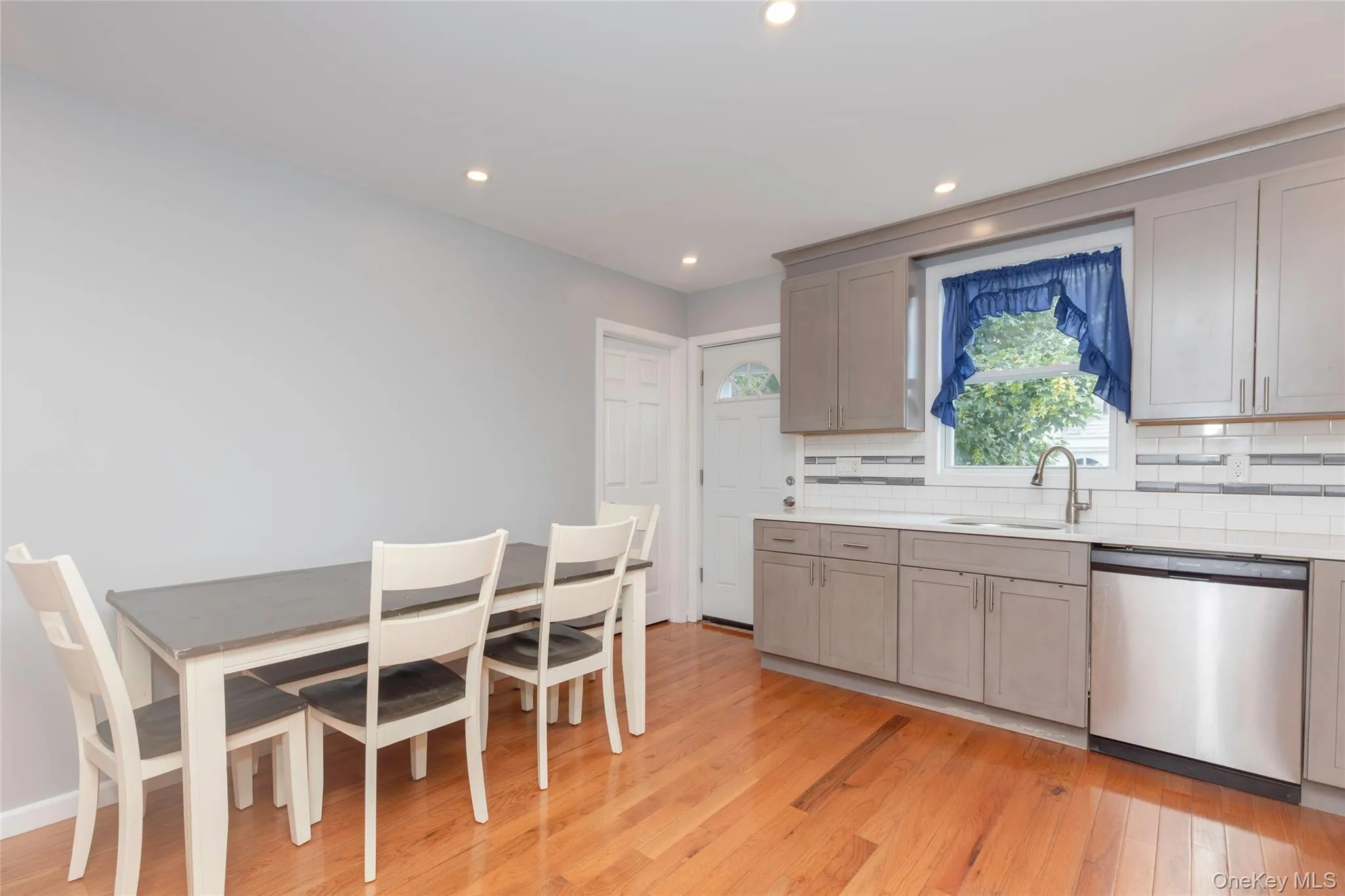 72 Edgewater Park Drive, New York, NY, 1 Bedroom Bedrooms, 5 Rooms Rooms,1 BathroomBathrooms,Residential,For Rent,Edgewater Park,0,1026673 72 Edgewater Park Drive, New York, NY, 1 Bedroom Bedrooms, 5 Rooms Rooms,1 BathroomBathrooms,Residential,For Rent,Edgewater Park,0,1026673