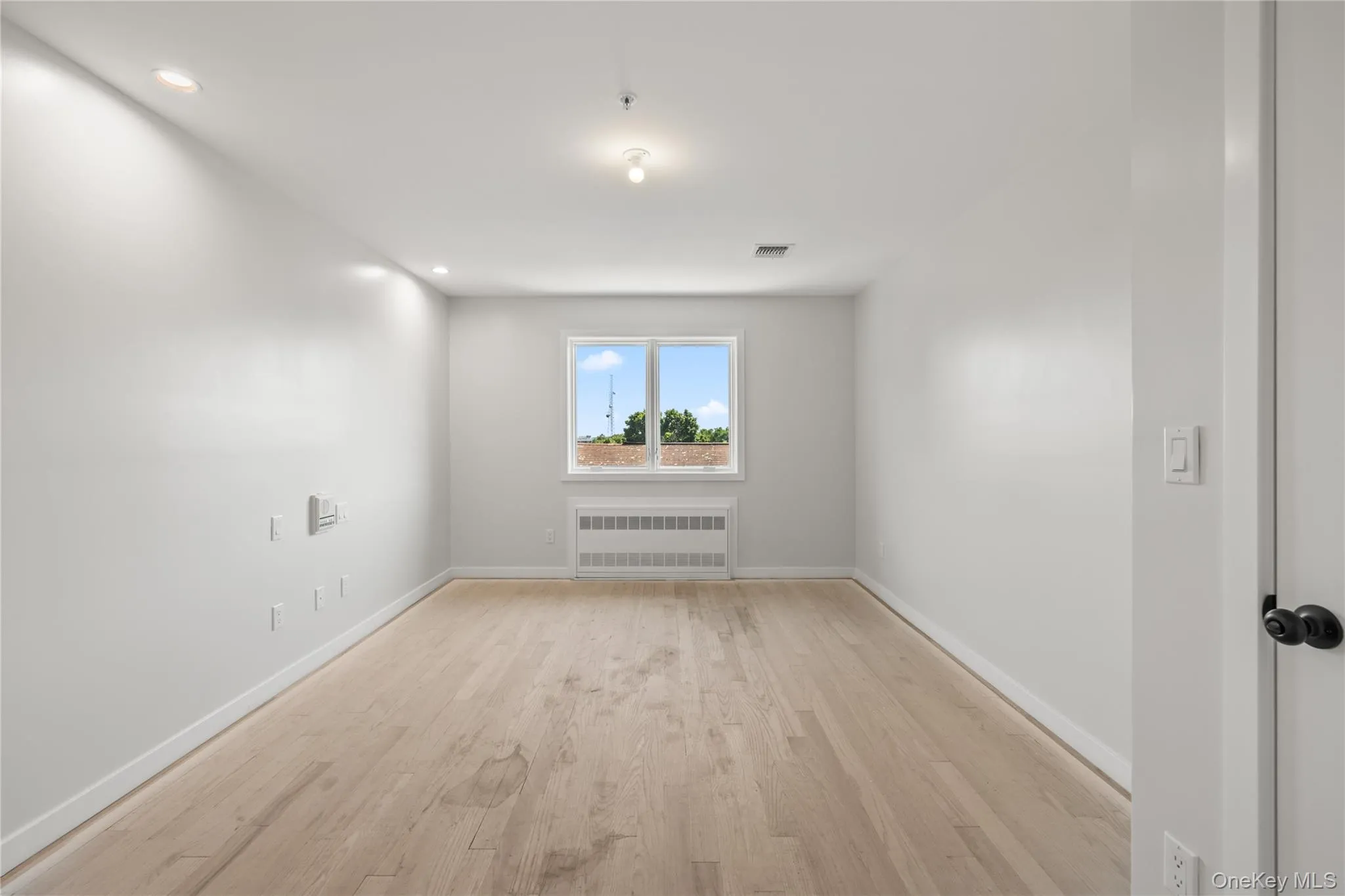 Another nicely sized bedroom Another nicely sized bedroom