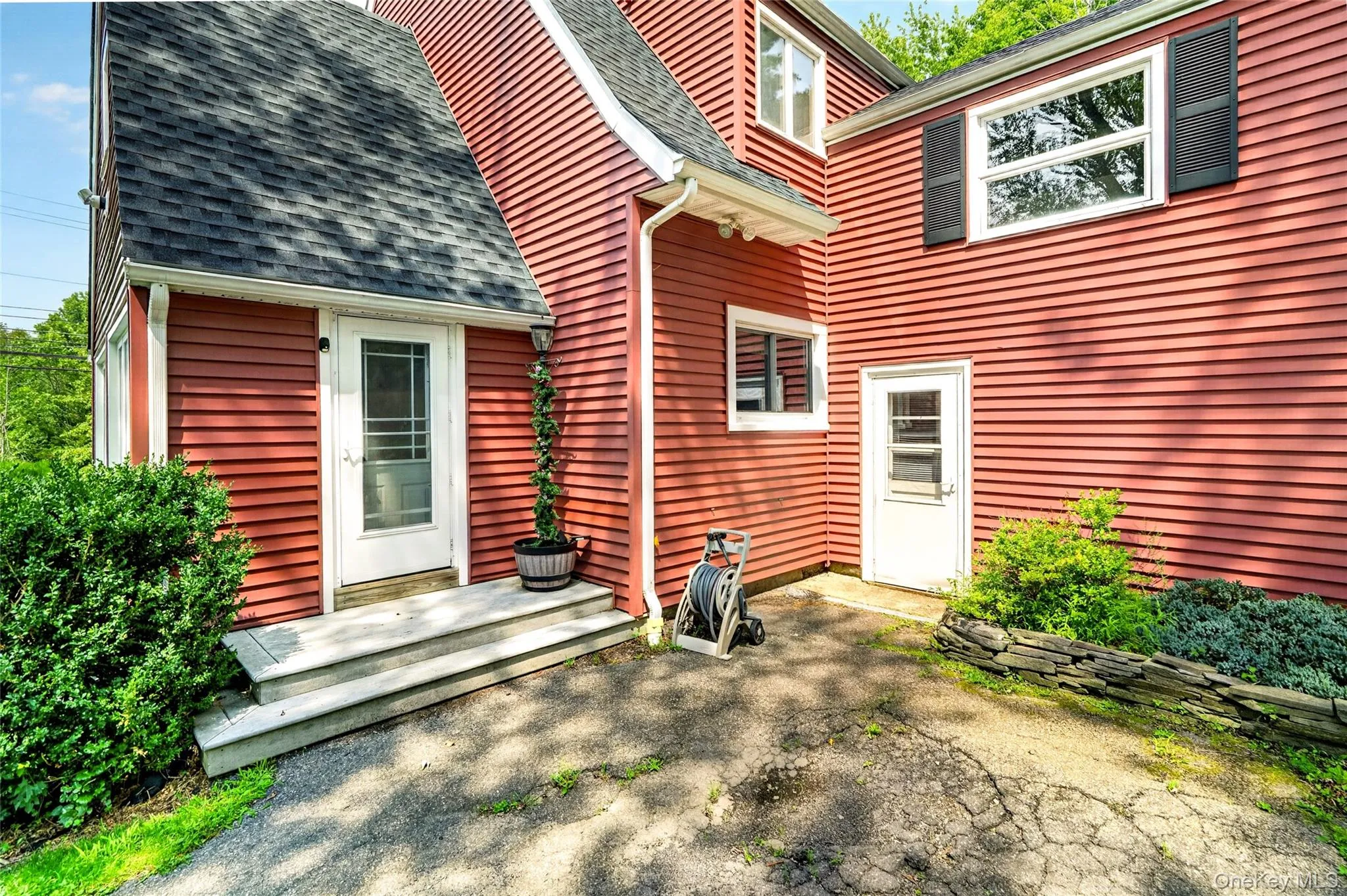 Easy entrance from driveway Easy entrance from driveway