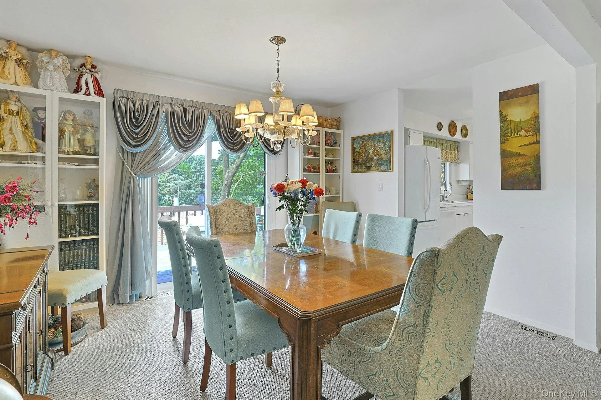 The layout of this townhouse offers great circular motion. There is easy access to both Living room, Dining room and Kitchen, creating an open floor plan feel. The layout of this townhouse offers great circular motion. There is easy access to both Living room, Dining room and Kitchen, creating an open floor plan feel.