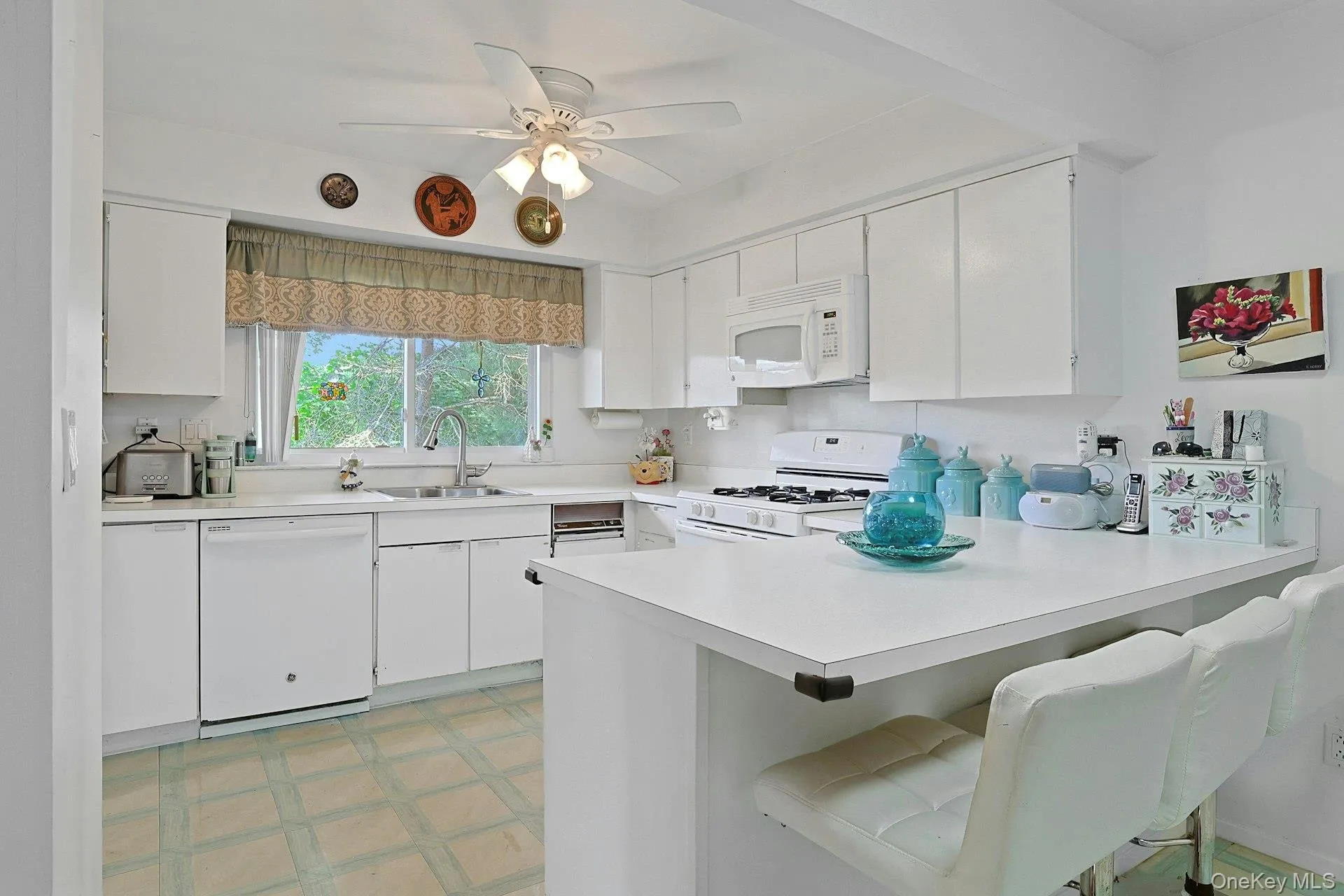The Kitchen has an abundance of countertop space. The Kitchen has an abundance of countertop space.