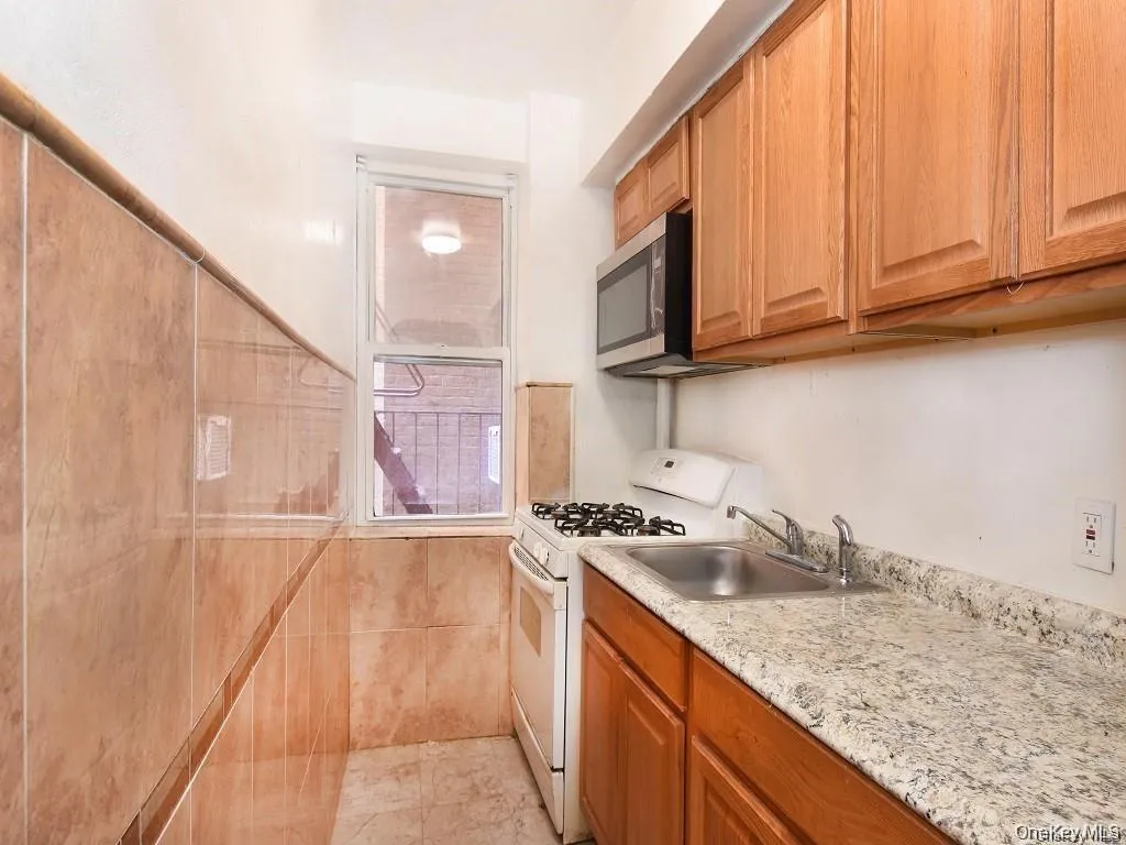 2191 Bolton St, New York, NY, 3 Rooms Rooms,1 BathroomBathrooms,Residential,For Rent,Bolton St,0,1026759 2191 Bolton St, New York, NY, 3 Rooms Rooms,1 BathroomBathrooms,Residential,For Rent,Bolton St,0,1026759