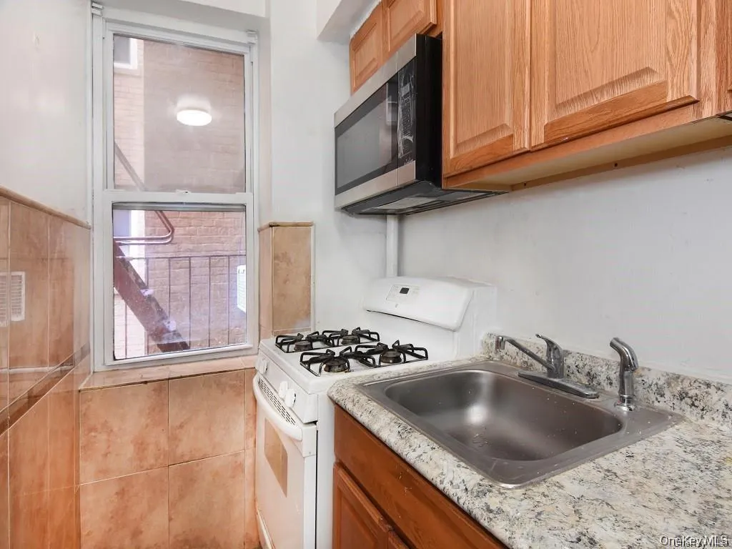 2191 Bolton St, New York, NY, 3 Rooms Rooms,1 BathroomBathrooms,Residential,For Rent,Bolton St,0,1026759 2191 Bolton St, New York, NY, 3 Rooms Rooms,1 BathroomBathrooms,Residential,For Rent,Bolton St,0,1026759