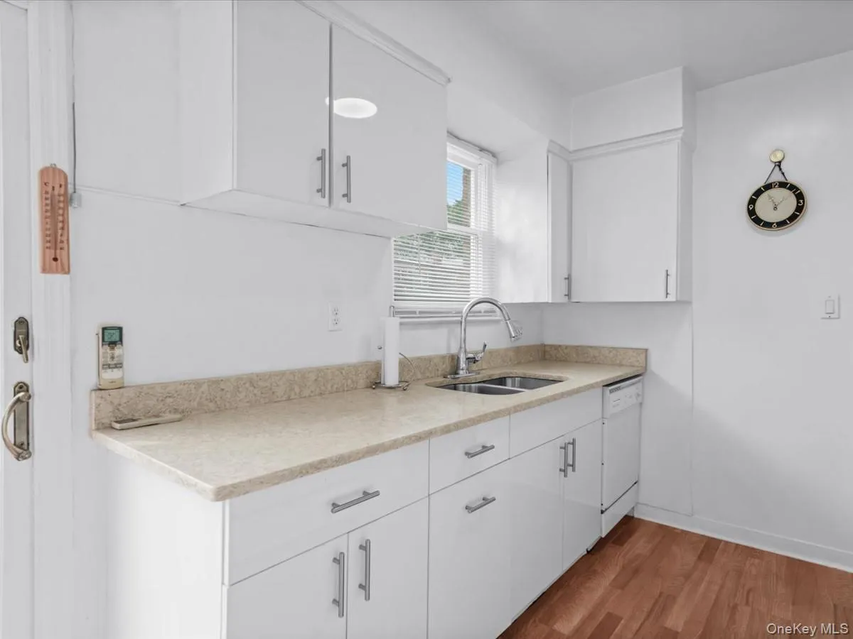 15314 76th Road, New York, NY, 3 Bedrooms Bedrooms, 6 Rooms Rooms,1 BathroomBathrooms,Residential,For Rent,76th,0,1026817 15314 76th Road, New York, NY, 3 Bedrooms Bedrooms, 6 Rooms Rooms,1 BathroomBathrooms,Residential,For Rent,76th,0,1026817