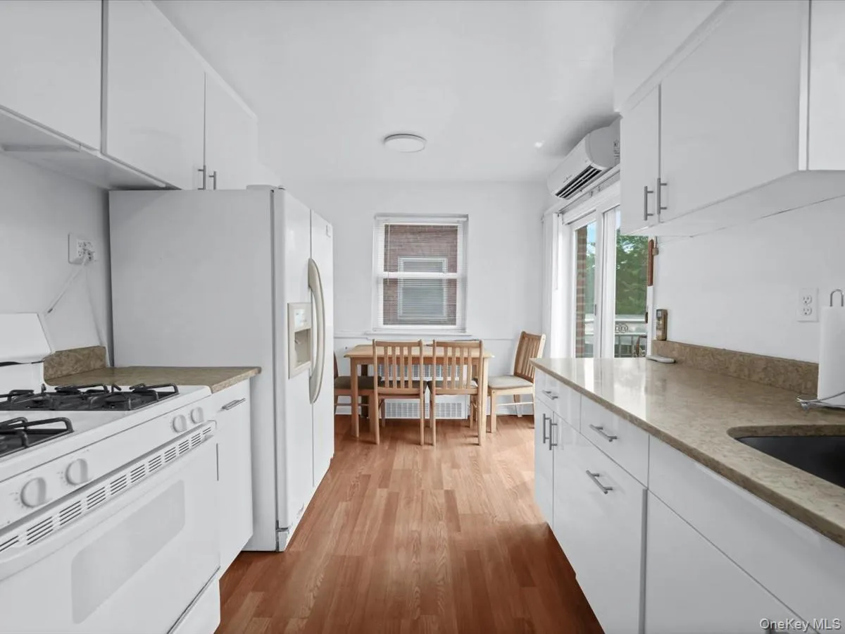 15314 76th Road, New York, NY, 3 Bedrooms Bedrooms, 6 Rooms Rooms,1 BathroomBathrooms,Residential,For Rent,76th,0,1026817 15314 76th Road, New York, NY, 3 Bedrooms Bedrooms, 6 Rooms Rooms,1 BathroomBathrooms,Residential,For Rent,76th,0,1026817