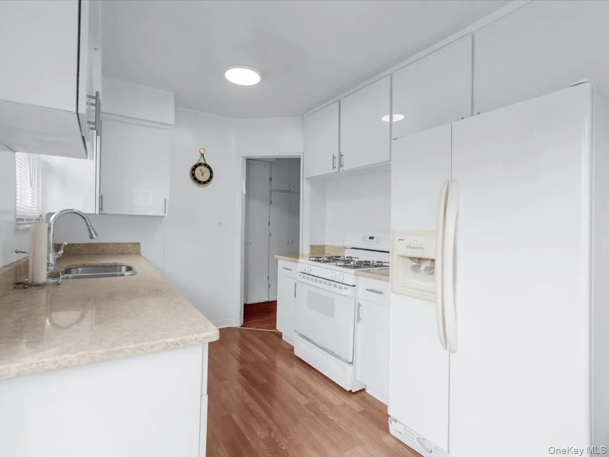 15314 76th Road, New York, NY, 3 Bedrooms Bedrooms, 6 Rooms Rooms,1 BathroomBathrooms,Residential,For Rent,76th,0,1026817 15314 76th Road, New York, NY, 3 Bedrooms Bedrooms, 6 Rooms Rooms,1 BathroomBathrooms,Residential,For Rent,76th,0,1026817