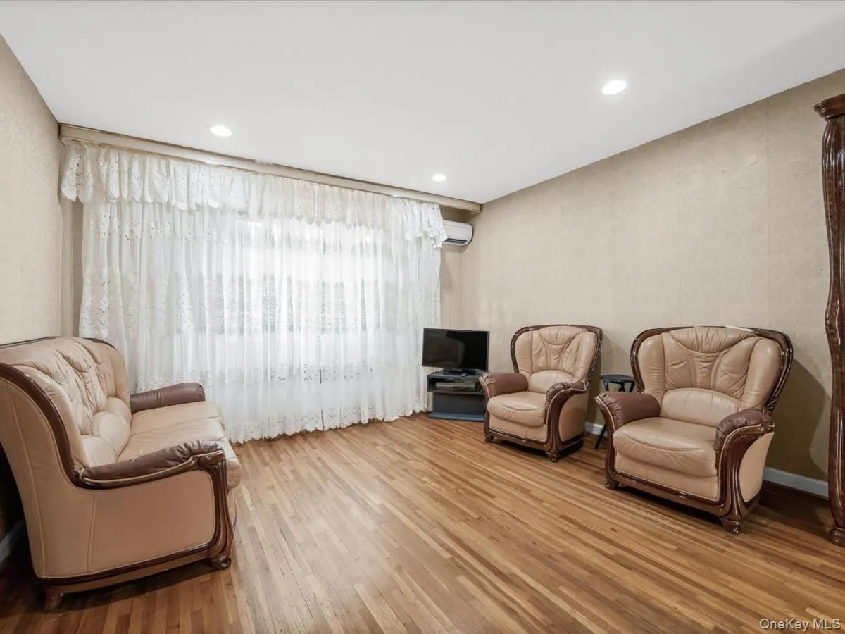 15314 76th Road, New York, NY, 3 Bedrooms Bedrooms, 6 Rooms Rooms,1 BathroomBathrooms,Residential,For Rent,76th,0,1026817 15314 76th Road, New York, NY, 3 Bedrooms Bedrooms, 6 Rooms Rooms,1 BathroomBathrooms,Residential,For Rent,76th,0,1026817