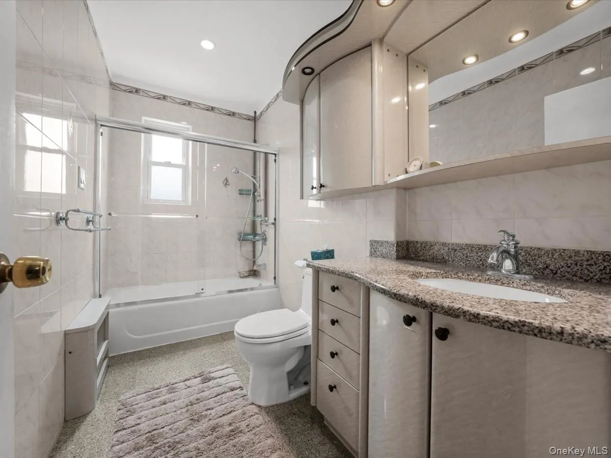 15314 76th Road, New York, NY, 3 Bedrooms Bedrooms, 6 Rooms Rooms,1 BathroomBathrooms,Residential,For Rent,76th,0,1026817 15314 76th Road, New York, NY, 3 Bedrooms Bedrooms, 6 Rooms Rooms,1 BathroomBathrooms,Residential,For Rent,76th,0,1026817