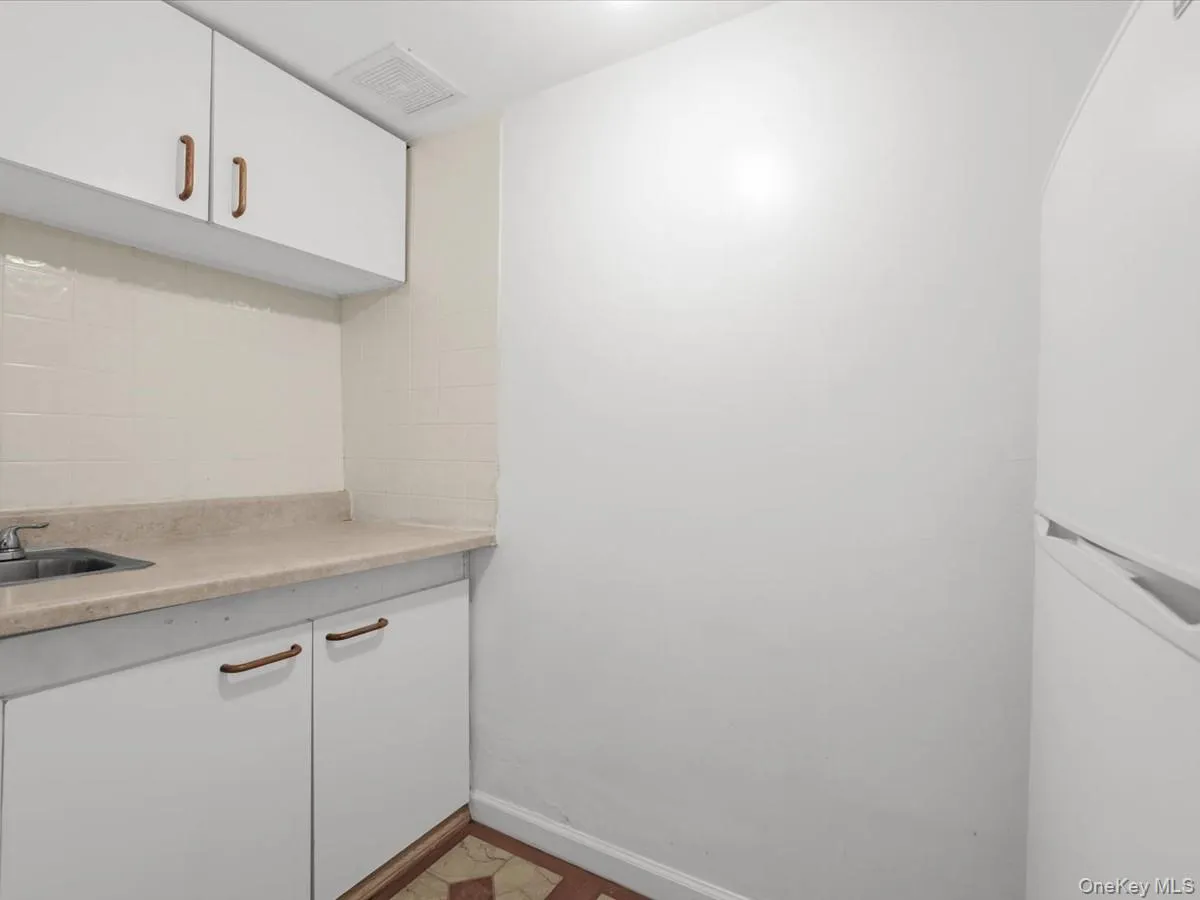 15314 76th Road, New York, NY, 3 Bedrooms Bedrooms, 6 Rooms Rooms,1 BathroomBathrooms,Residential,For Rent,76th,0,1026817 15314 76th Road, New York, NY, 3 Bedrooms Bedrooms, 6 Rooms Rooms,1 BathroomBathrooms,Residential,For Rent,76th,0,1026817