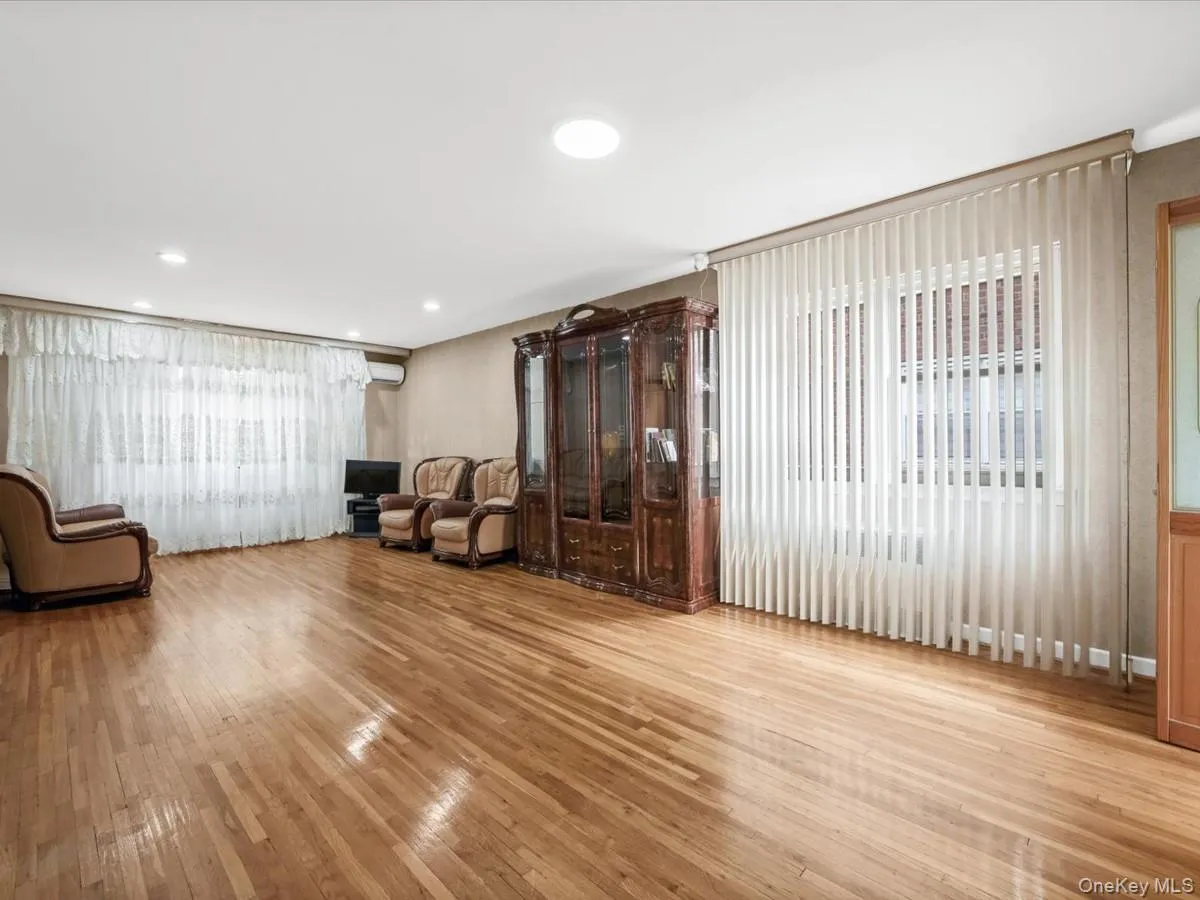 15314 76th Road, New York, NY, 3 Bedrooms Bedrooms, 6 Rooms Rooms,1 BathroomBathrooms,Residential,For Rent,76th,0,1026817 15314 76th Road, New York, NY, 3 Bedrooms Bedrooms, 6 Rooms Rooms,1 BathroomBathrooms,Residential,For Rent,76th,0,1026817