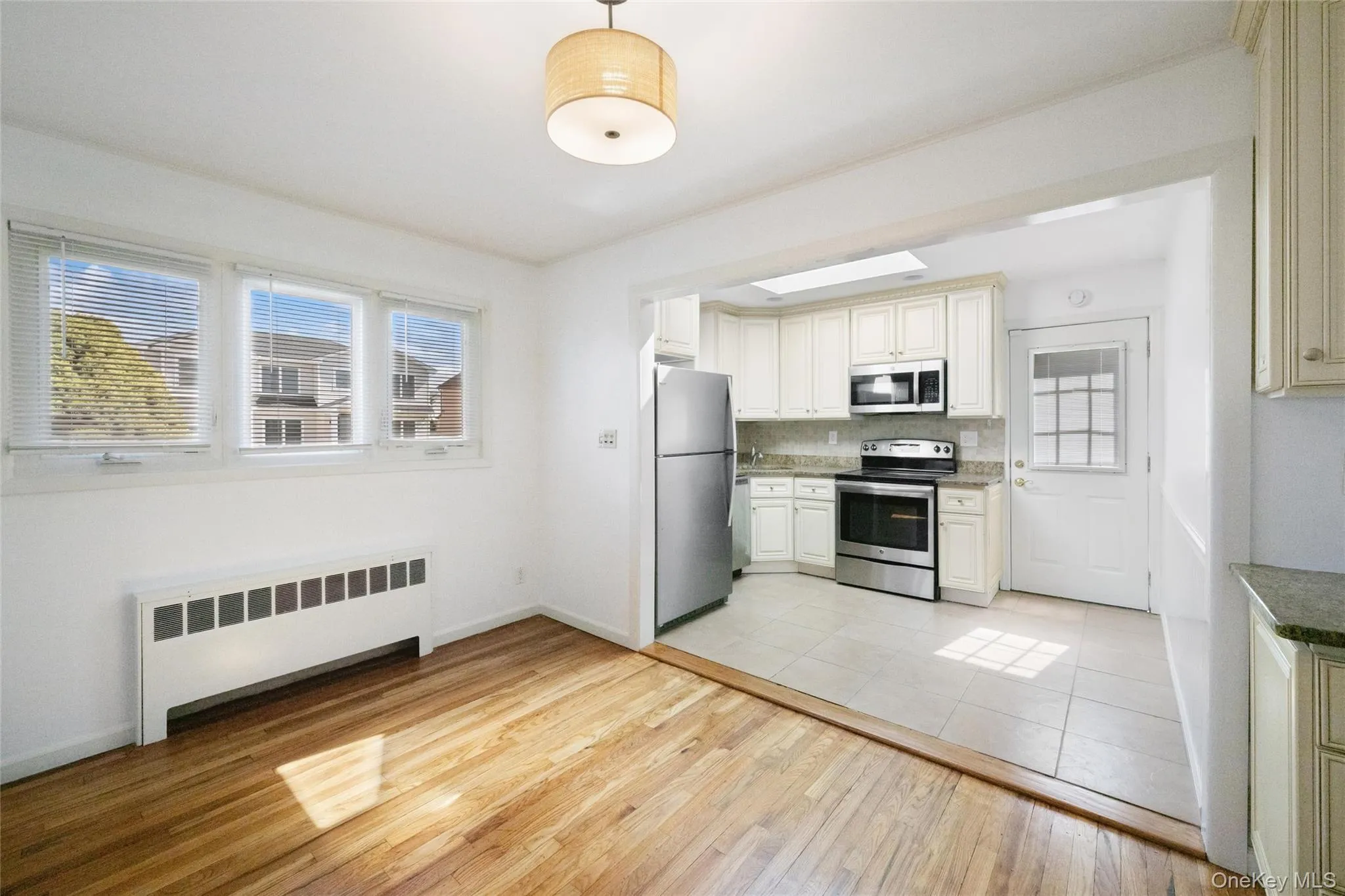31 Evelyn Lane, Oyster Bay, NY, 3 Bedrooms Bedrooms, 6 Rooms Rooms,1 BathroomBathrooms,Residential Lease,For Rent,Evelyn,0,1026828 31 Evelyn Lane, Oyster Bay, NY, 3 Bedrooms Bedrooms, 6 Rooms Rooms,1 BathroomBathrooms,Residential Lease,For Rent,Evelyn,0,1026828