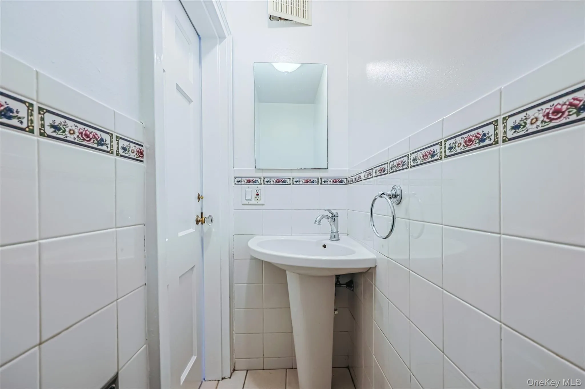 280 Park Avenue, North Hempstead, NY, 3 Bedrooms Bedrooms, 7 Rooms Rooms,2 BathroomsBathrooms,Residential Lease,For Rent,Park,0,1026855 280 Park Avenue, North Hempstead, NY, 3 Bedrooms Bedrooms, 7 Rooms Rooms,2 BathroomsBathrooms,Residential Lease,For Rent,Park,0,1026855