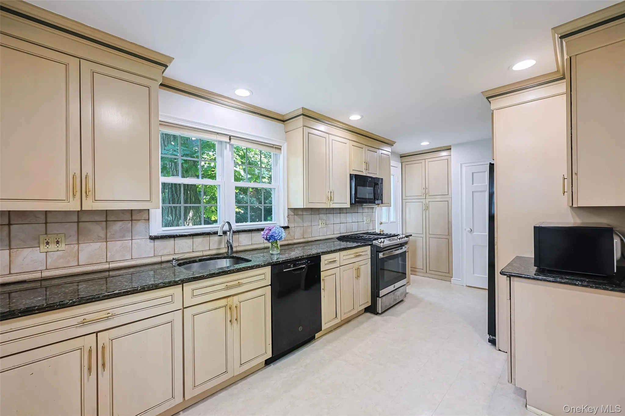 280 Park Avenue, North Hempstead, NY, 3 Bedrooms Bedrooms, 7 Rooms Rooms,2 BathroomsBathrooms,Residential Lease,For Rent,Park,0,1026855 280 Park Avenue, North Hempstead, NY, 3 Bedrooms Bedrooms, 7 Rooms Rooms,2 BathroomsBathrooms,Residential Lease,For Rent,Park,0,1026855