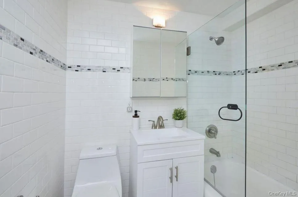 2575 Palisade Avenue, New York, NY, 3 Bedrooms Bedrooms, 5 Rooms Rooms,1 BathroomBathrooms,Residential,For Rent,Palisade,0,1026860 2575 Palisade Avenue, New York, NY, 3 Bedrooms Bedrooms, 5 Rooms Rooms,1 BathroomBathrooms,Residential,For Rent,Palisade,0,1026860