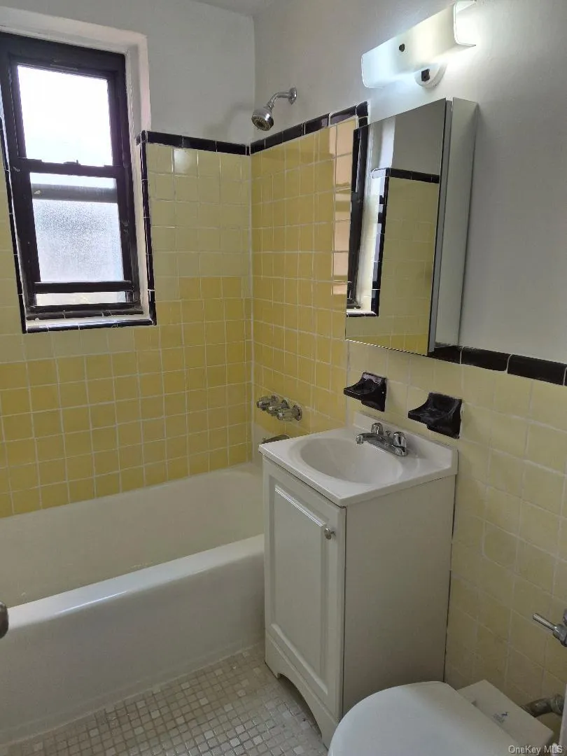 89-20 55 Avenue, New York, NY, 2 Bedrooms Bedrooms, 5 Rooms Rooms,1 BathroomBathrooms,Residential Lease,For Rent,55,0,1026893 89-20 55 Avenue, New York, NY, 2 Bedrooms Bedrooms, 5 Rooms Rooms,1 BathroomBathrooms,Residential Lease,For Rent,55,0,1026893