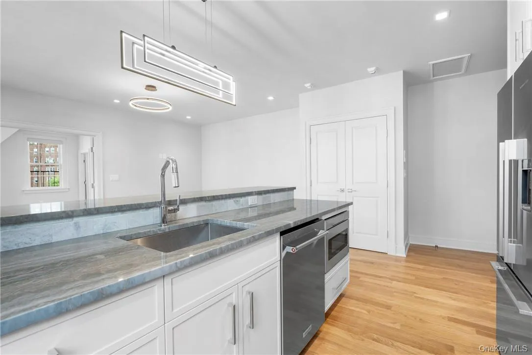 26 East Parkway, Scarsdale, NY, 1 Bedroom Bedrooms, 3 Rooms Rooms,1 BathroomBathrooms,Residential Lease,For Rent,East Parkway,0,1026926 26 East Parkway, Scarsdale, NY, 1 Bedroom Bedrooms, 3 Rooms Rooms,1 BathroomBathrooms,Residential Lease,For Rent,East Parkway,0,1026926