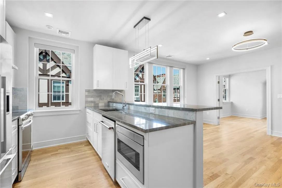 26 East Parkway, Scarsdale, NY, 1 Bedroom Bedrooms, 3 Rooms Rooms,1 BathroomBathrooms,Residential Lease,For Rent,East Parkway,0,1026926 26 East Parkway, Scarsdale, NY, 1 Bedroom Bedrooms, 3 Rooms Rooms,1 BathroomBathrooms,Residential Lease,For Rent,East Parkway,0,1026926