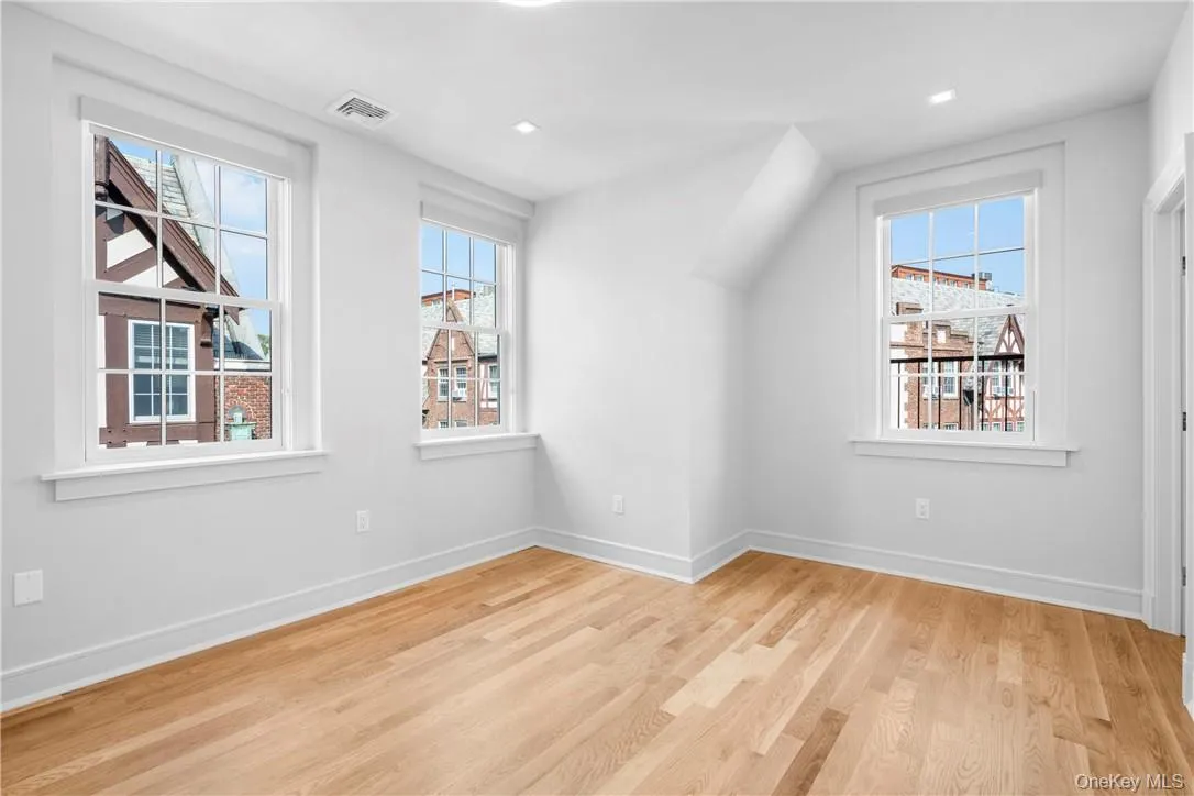 26 East Parkway, Scarsdale, NY, 1 Bedroom Bedrooms, 3 Rooms Rooms,1 BathroomBathrooms,Residential Lease,For Rent,East Parkway,0,1026926 26 East Parkway, Scarsdale, NY, 1 Bedroom Bedrooms, 3 Rooms Rooms,1 BathroomBathrooms,Residential Lease,For Rent,East Parkway,0,1026926