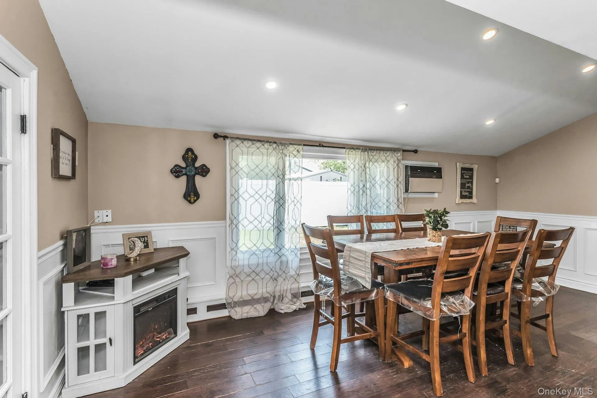 31 Martin Lane, Hempstead, NY, 4 Bedrooms Bedrooms, 8 Rooms Rooms,2 BathroomsBathrooms,Residential,For Rent,Martin,0,1026938 31 Martin Lane, Hempstead, NY, 4 Bedrooms Bedrooms, 8 Rooms Rooms,2 BathroomsBathrooms,Residential,For Rent,Martin,0,1026938