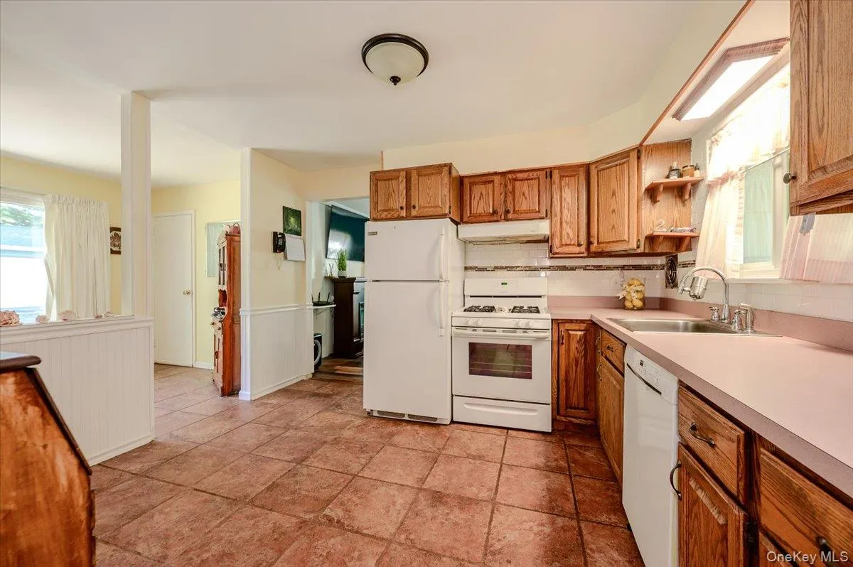 14 Akron Place, Brookhaven, NY, 3 Bedrooms Bedrooms, 7 Rooms Rooms,1 BathroomBathrooms,Residential,For Rent,Akron,0,1026948 14 Akron Place, Brookhaven, NY, 3 Bedrooms Bedrooms, 7 Rooms Rooms,1 BathroomBathrooms,Residential,For Rent,Akron,0,1026948