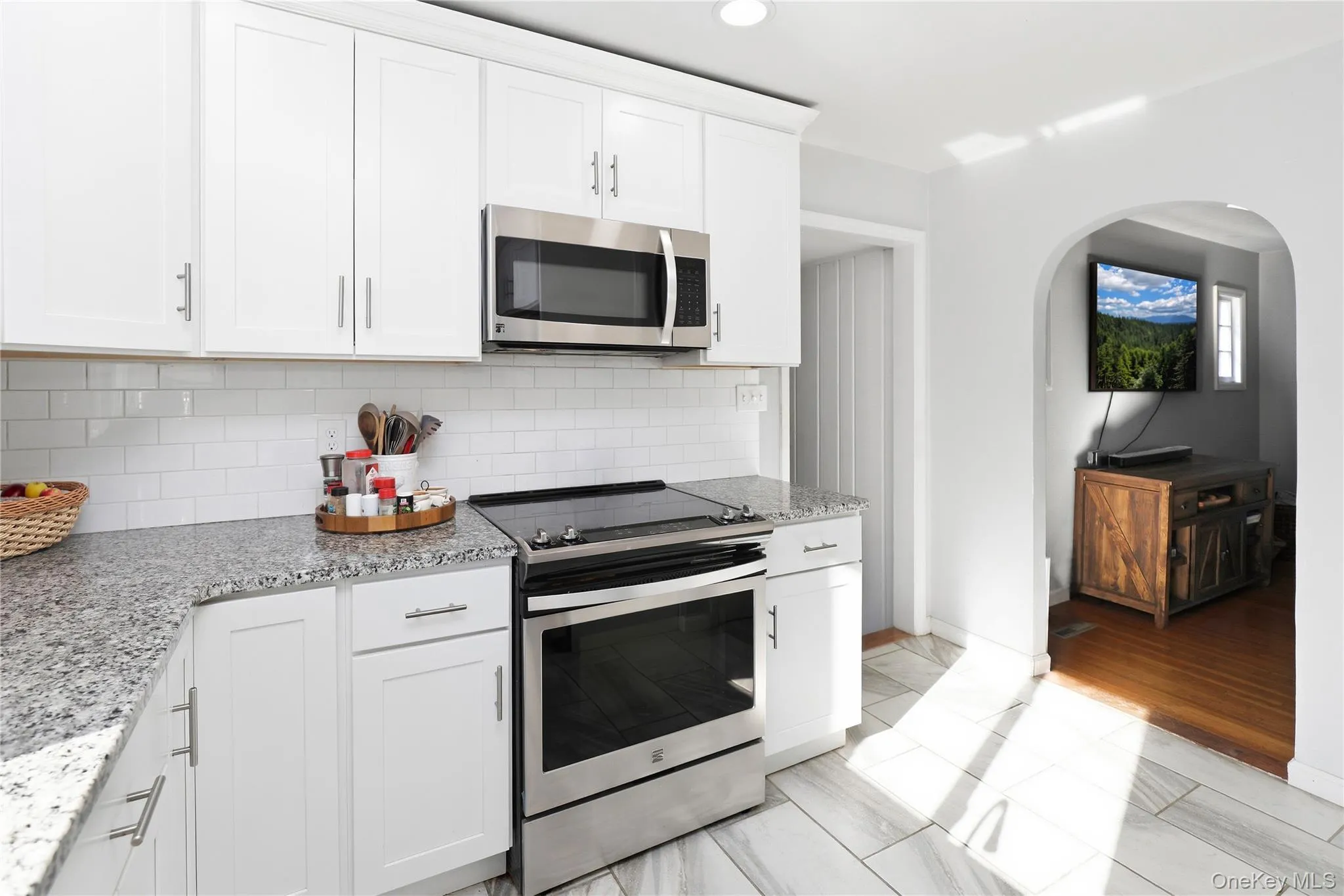 EIK with granite counters, pantry, s/s appliances & newer tile, lighting & cabinetry. EIK with granite counters, pantry, s/s appliances & newer tile, lighting & cabinetry.