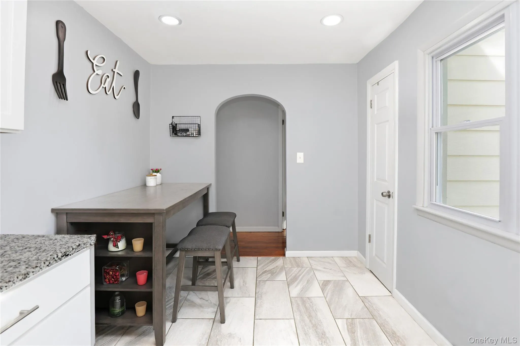 EIK with pantry and two curved doorways. EIK with pantry and two curved doorways.