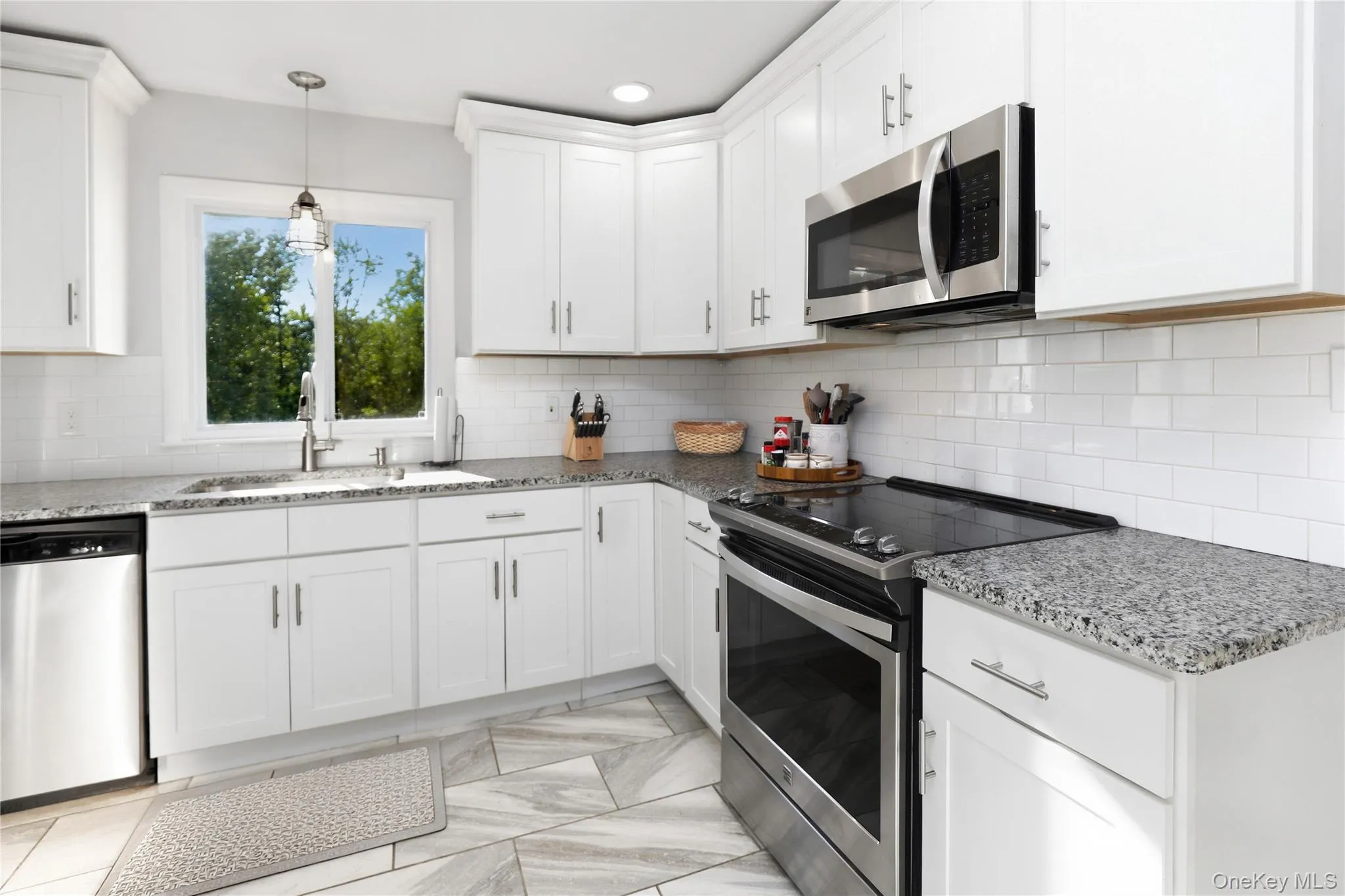 EIK with granite counters, pantry, s/s appliances & newer tile, lighting & cabinetry. EIK with granite counters, pantry, s/s appliances & newer tile, lighting & cabinetry.
