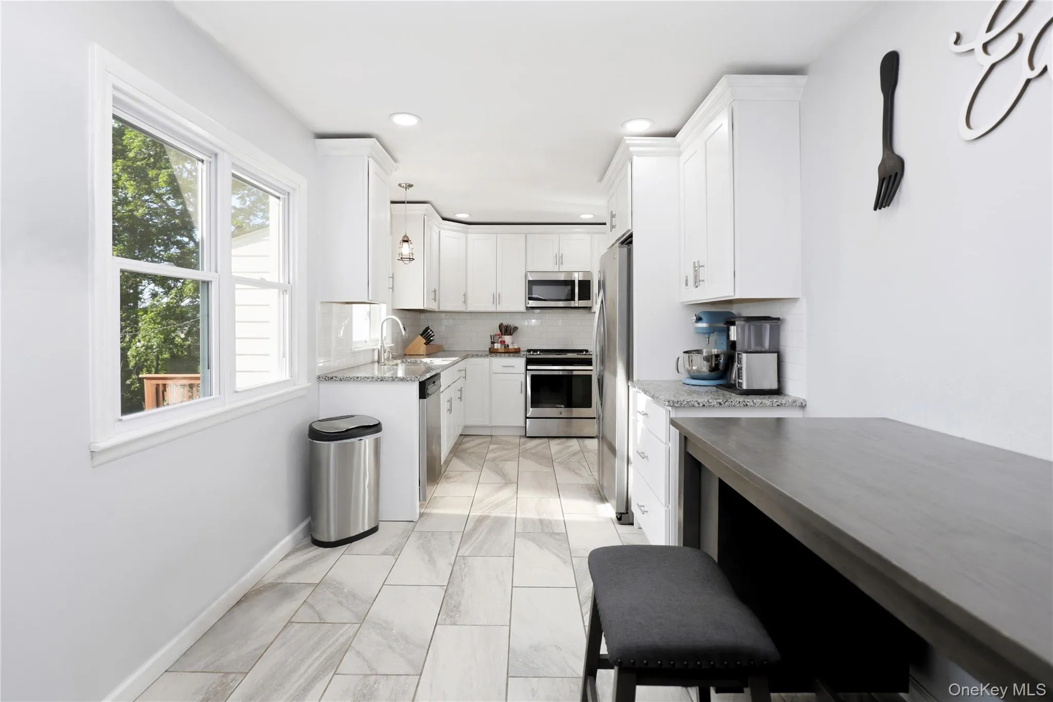 EIK with granite counters, pantry, s/s appliances & newer tile, lighting & cabinetry. EIK with granite counters, pantry, s/s appliances & newer tile, lighting & cabinetry.