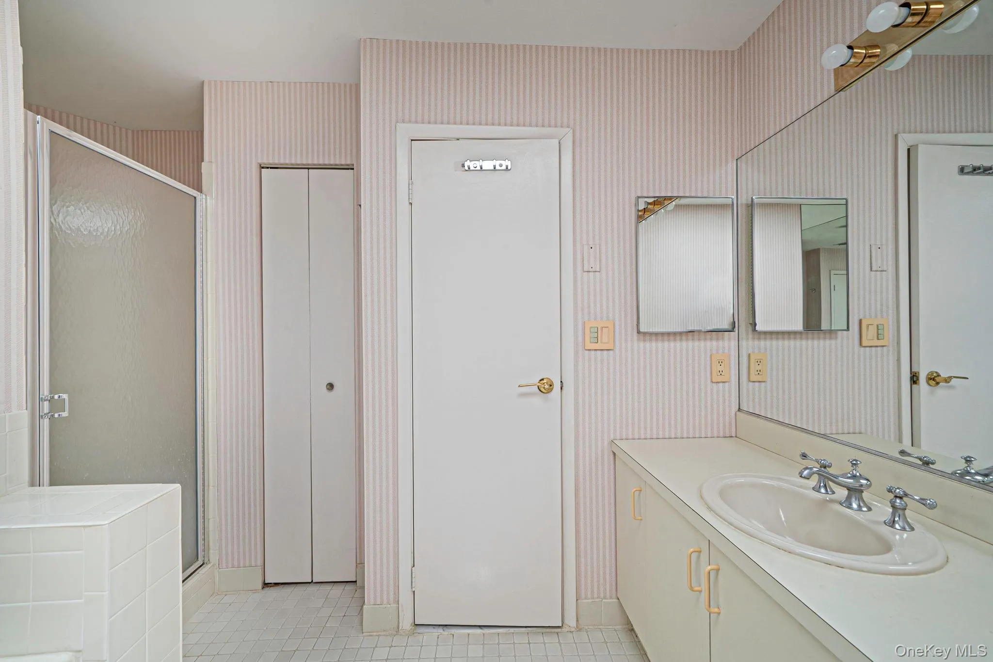 45 Madder Lake Circle, Smithtown, NY, 2 Bedrooms Bedrooms, 5 Rooms Rooms,2 BathroomsBathrooms,Residential,For Rent,Madder Lake,0,1027011 45 Madder Lake Circle, Smithtown, NY, 2 Bedrooms Bedrooms, 5 Rooms Rooms,2 BathroomsBathrooms,Residential,For Rent,Madder Lake,0,1027011