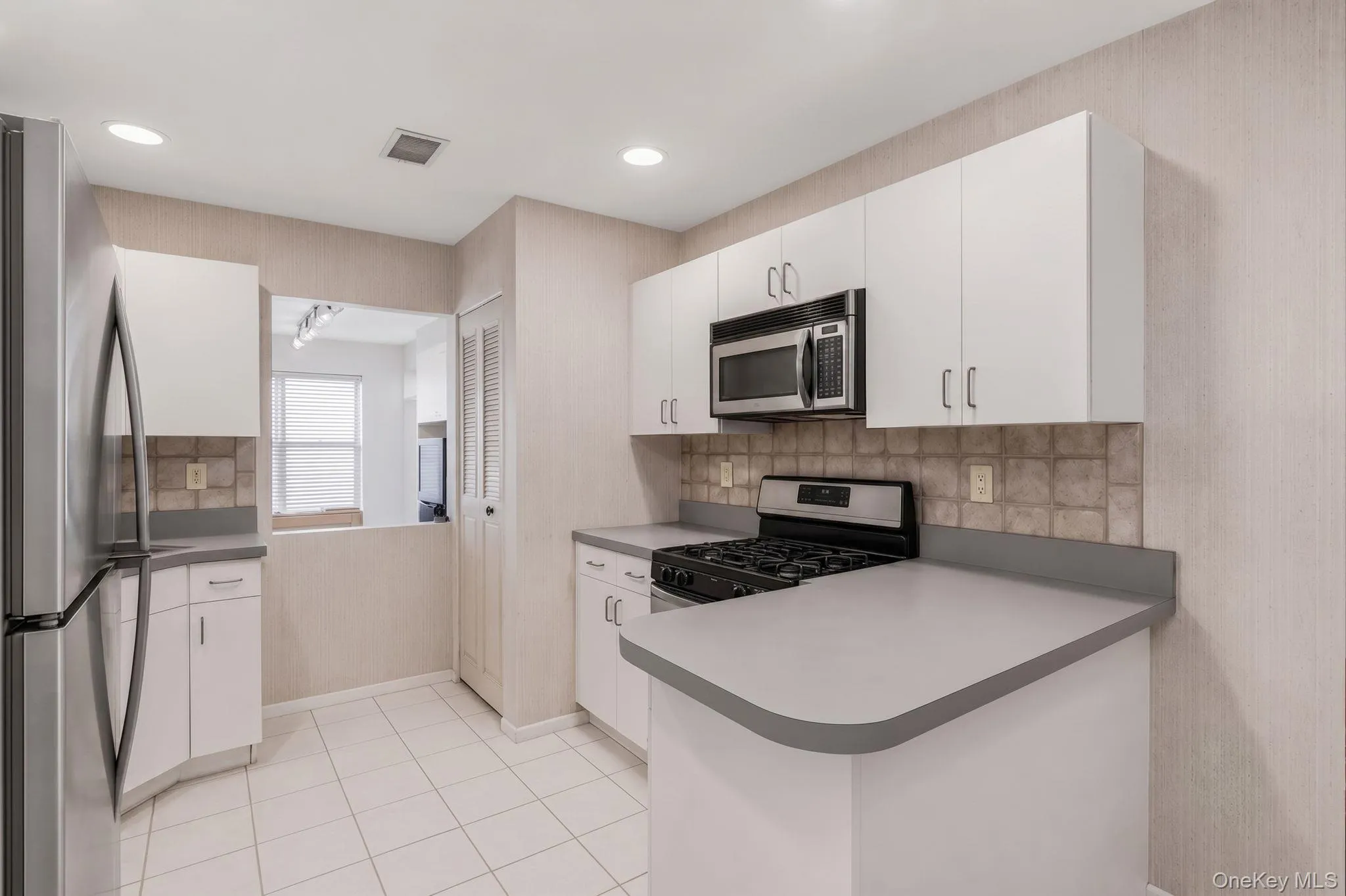 45 Madder Lake Circle, Smithtown, NY, 2 Bedrooms Bedrooms, 5 Rooms Rooms,2 BathroomsBathrooms,Residential,For Rent,Madder Lake,0,1027011 45 Madder Lake Circle, Smithtown, NY, 2 Bedrooms Bedrooms, 5 Rooms Rooms,2 BathroomsBathrooms,Residential,For Rent,Madder Lake,0,1027011