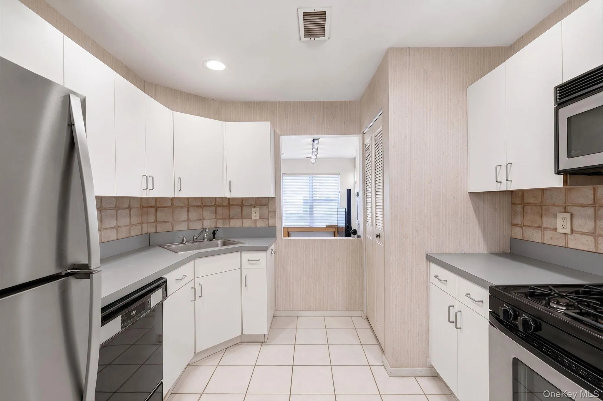 45 Madder Lake Circle, Smithtown, NY, 2 Bedrooms Bedrooms, 5 Rooms Rooms,2 BathroomsBathrooms,Residential,For Rent,Madder Lake,0,1027011 45 Madder Lake Circle, Smithtown, NY, 2 Bedrooms Bedrooms, 5 Rooms Rooms,2 BathroomsBathrooms,Residential,For Rent,Madder Lake,0,1027011