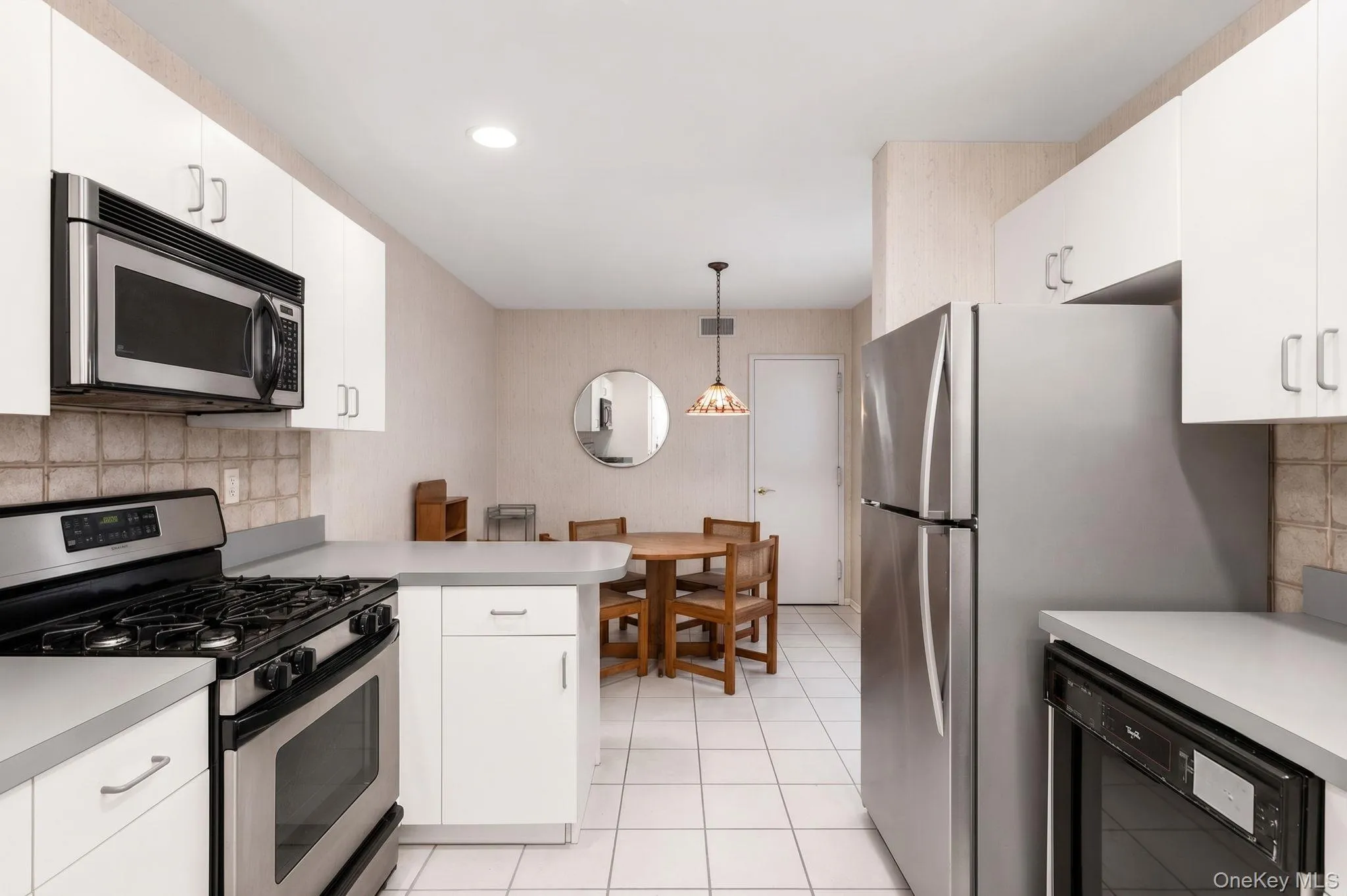 45 Madder Lake Circle, Smithtown, NY, 2 Bedrooms Bedrooms, 5 Rooms Rooms,2 BathroomsBathrooms,Residential,For Rent,Madder Lake,0,1027011 45 Madder Lake Circle, Smithtown, NY, 2 Bedrooms Bedrooms, 5 Rooms Rooms,2 BathroomsBathrooms,Residential,For Rent,Madder Lake,0,1027011