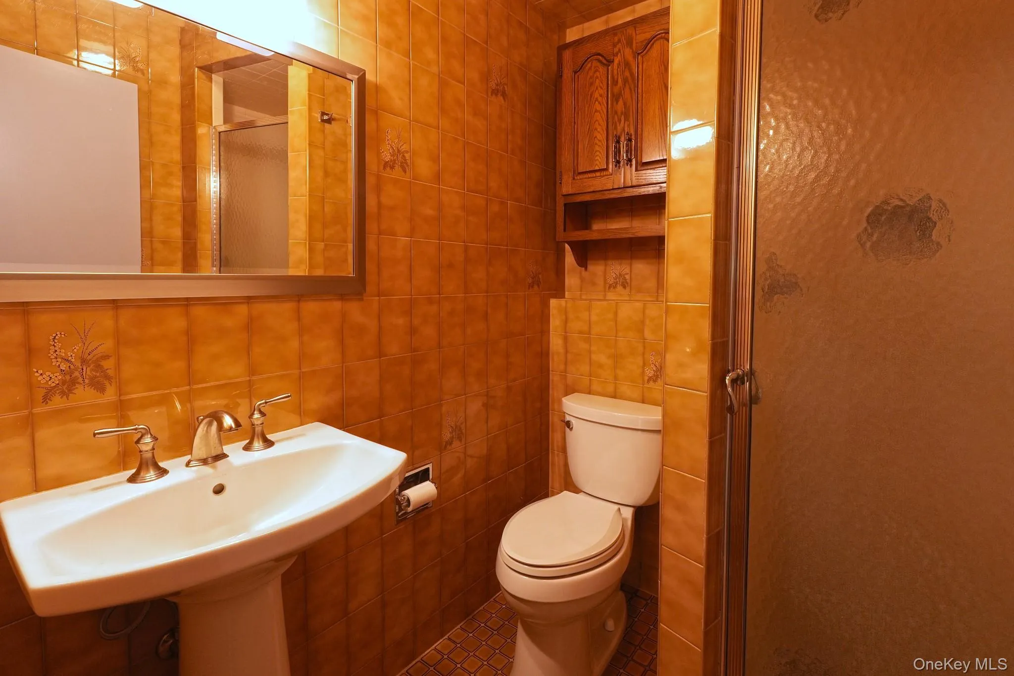Downstairs bathroom tiled and with Shower. Downstairs bathroom tiled and with Shower.