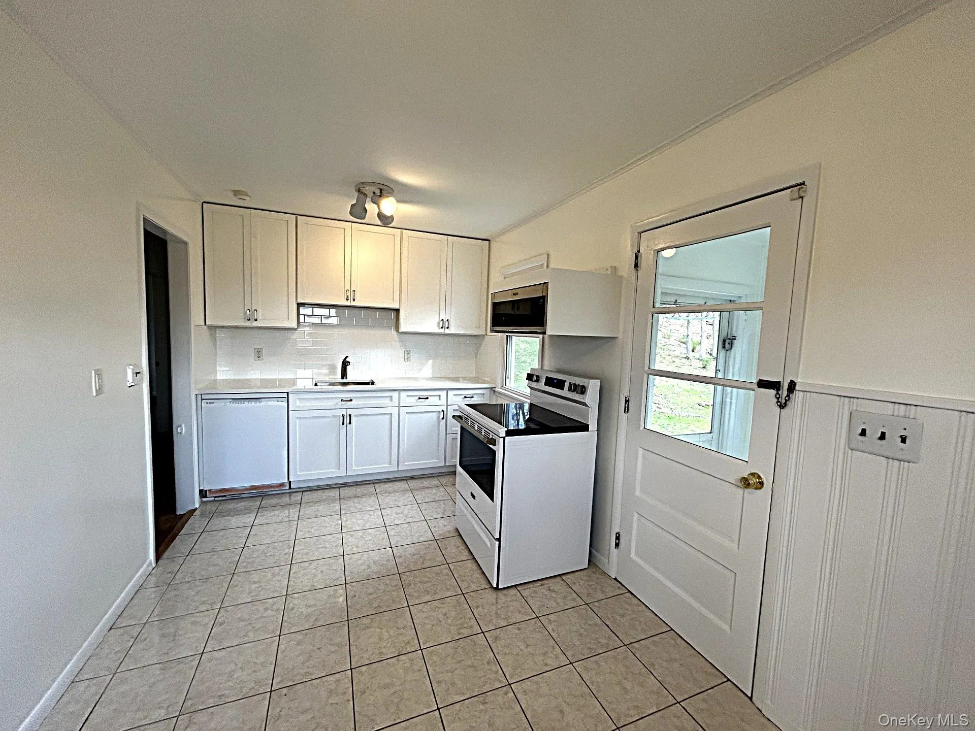 BRAND NEW KITCHEN! BRAND NEW KITCHEN!