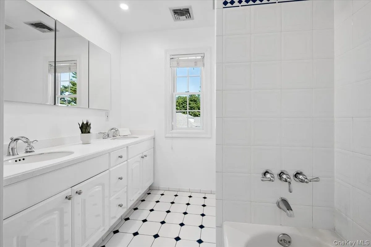 8 Lyons Place, Mamaroneck, NY, 4 Bedrooms Bedrooms, 8 Rooms Rooms,3 BathroomsBathrooms,Residential,For Rent,Lyons,0,1027067 8 Lyons Place, Mamaroneck, NY, 4 Bedrooms Bedrooms, 8 Rooms Rooms,3 BathroomsBathrooms,Residential,For Rent,Lyons,0,1027067