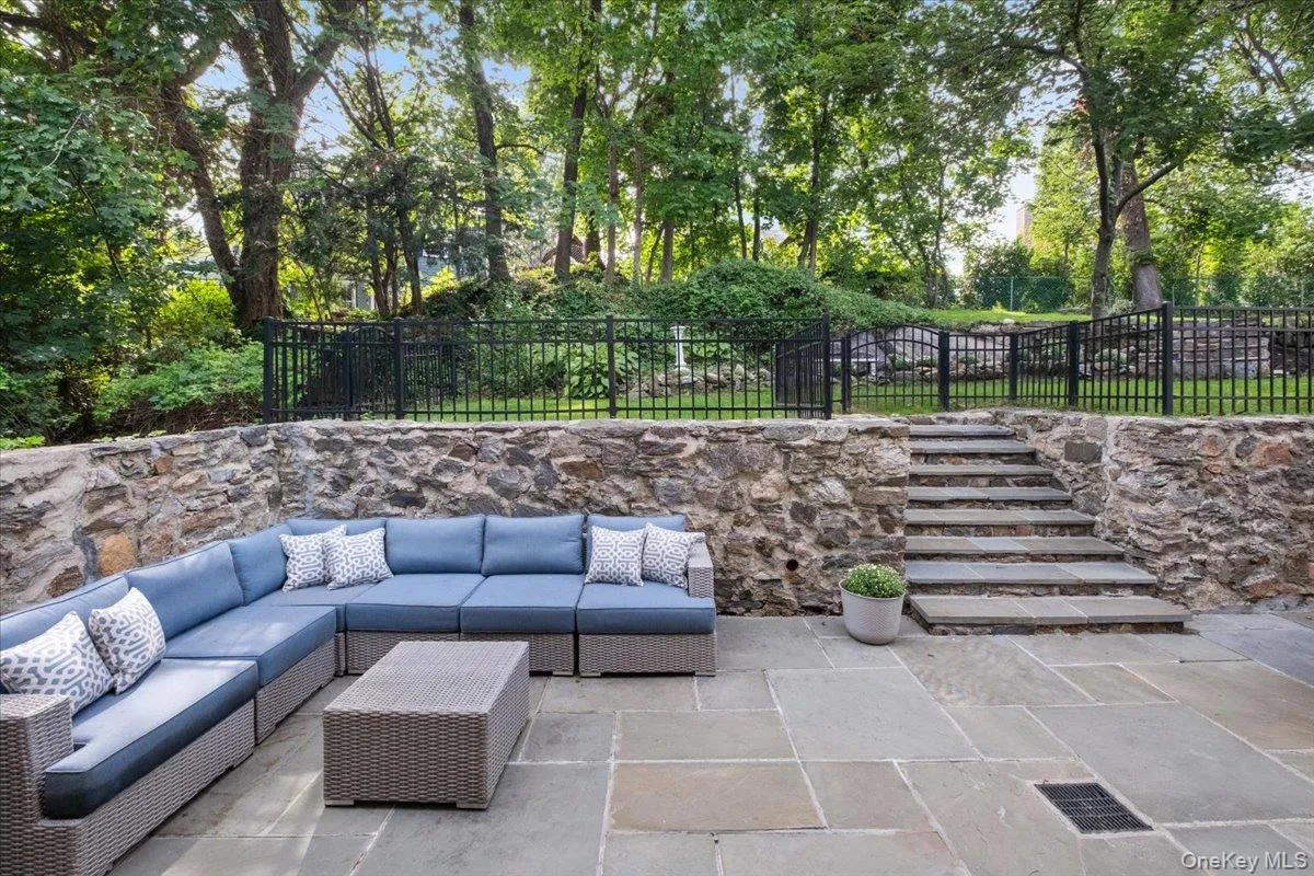 8 Lyons Place, Mamaroneck, NY, 4 Bedrooms Bedrooms, 8 Rooms Rooms,3 BathroomsBathrooms,Residential,For Rent,Lyons,0,1027067 8 Lyons Place, Mamaroneck, NY, 4 Bedrooms Bedrooms, 8 Rooms Rooms,3 BathroomsBathrooms,Residential,For Rent,Lyons,0,1027067