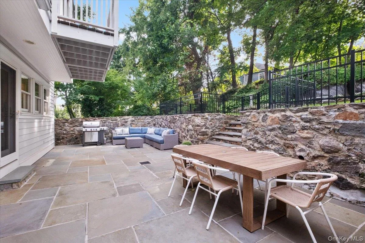 8 Lyons Place, Mamaroneck, NY, 4 Bedrooms Bedrooms, 8 Rooms Rooms,3 BathroomsBathrooms,Residential,For Rent,Lyons,0,1027067 8 Lyons Place, Mamaroneck, NY, 4 Bedrooms Bedrooms, 8 Rooms Rooms,3 BathroomsBathrooms,Residential,For Rent,Lyons,0,1027067