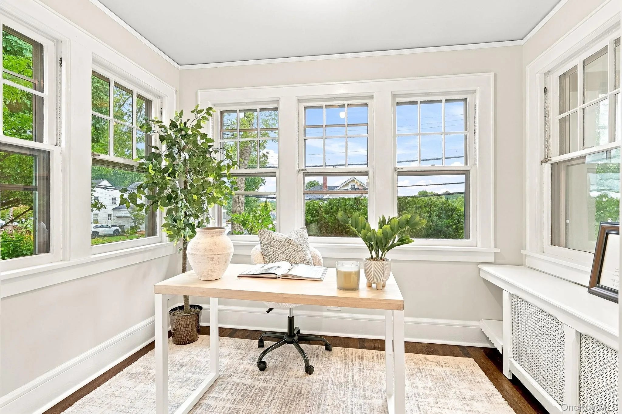 1st Floor Office or sitting space next to the Kithen 1st Floor Office or sitting space next to the Kithen