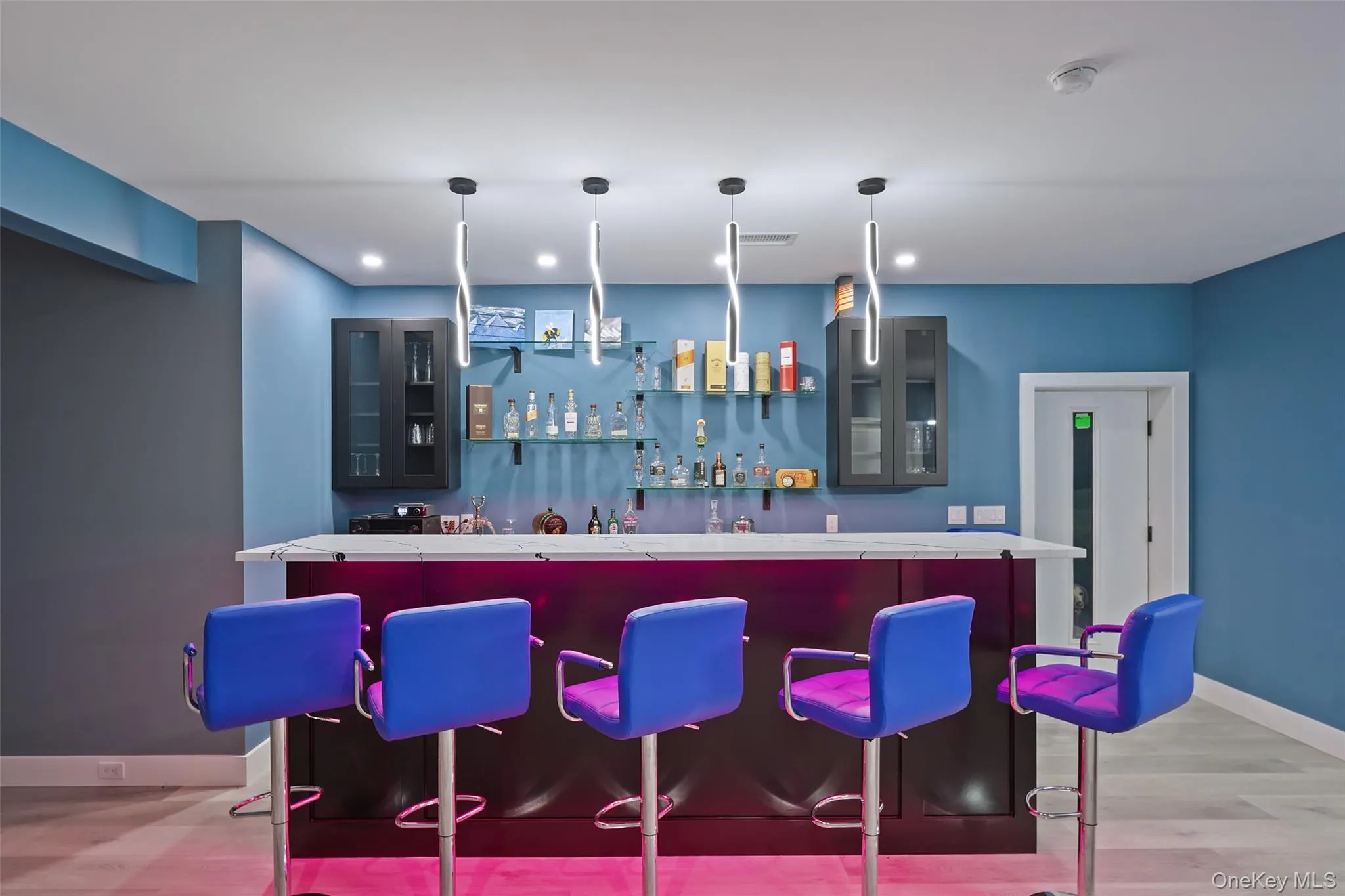 Full wet bar Full wet bar