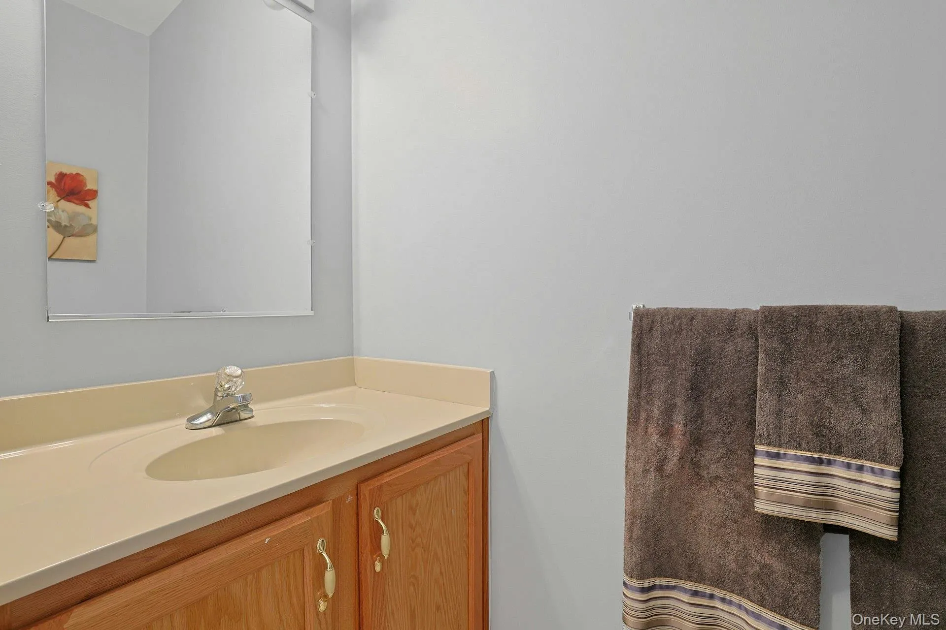 Main floor features a half bath for added ease and functionality. Main floor features a half bath for added ease and functionality.