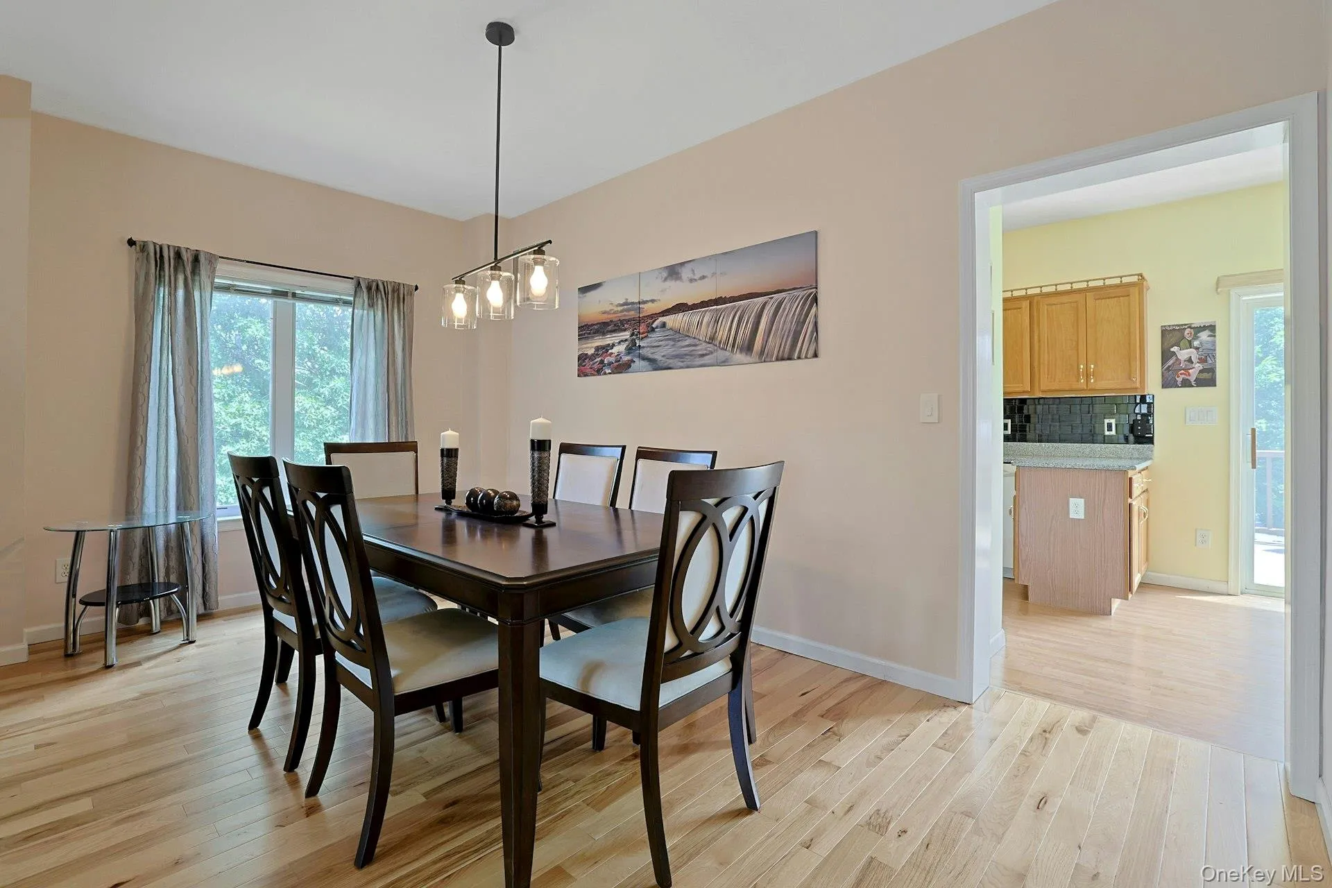Bright and spacious dining area with room to gather and enjoy. Bright and spacious dining area with room to gather and enjoy.