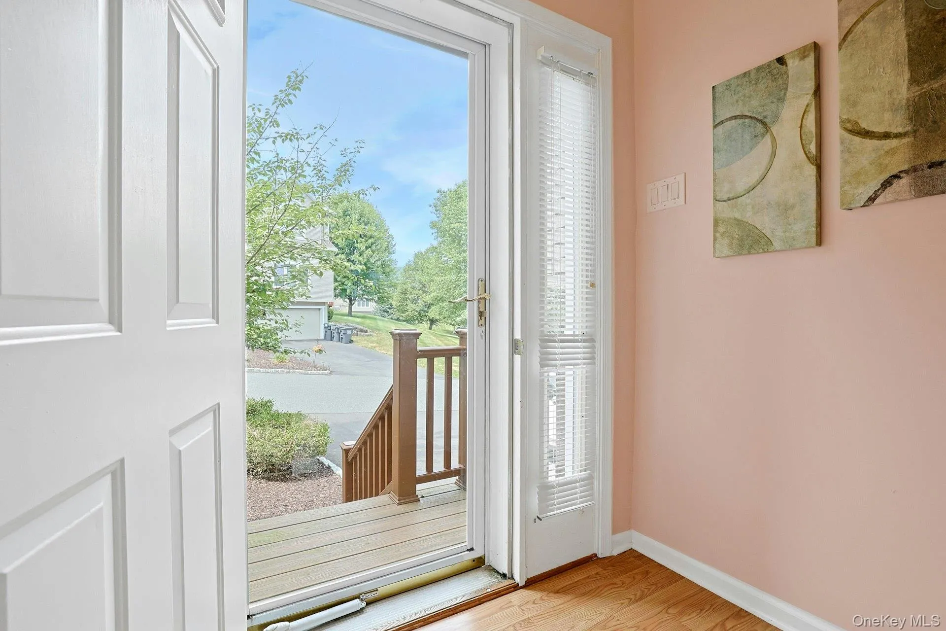 Step inside to an entryway that feels open, bright, and welcoming. Step inside to an entryway that feels open, bright, and welcoming.