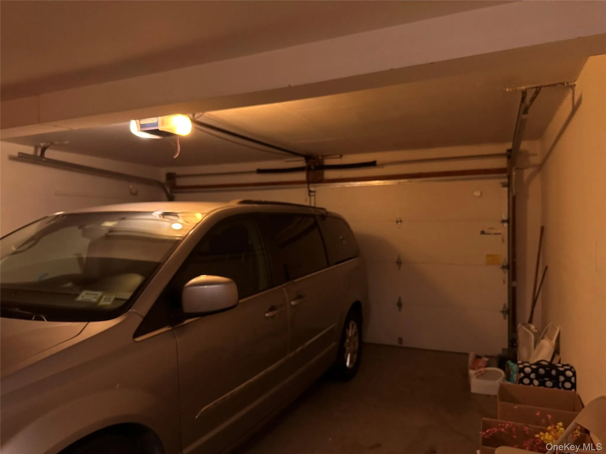 2 Car with lots of extra storage and automatic Lift 2 Car with lots of extra storage and automatic Lift