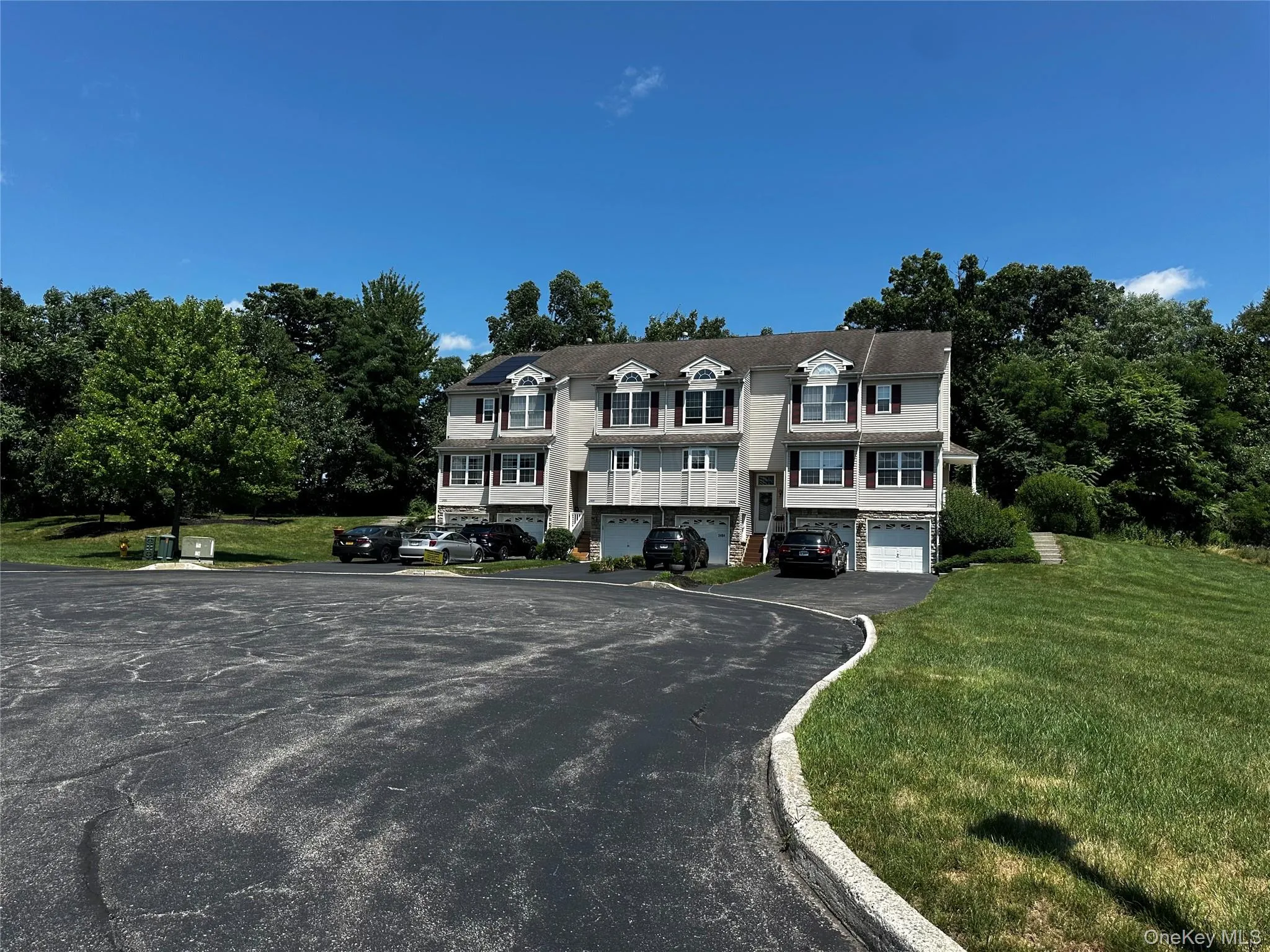 Lovely townhouse on a cul-de-sac! Lovely townhouse on a cul-de-sac!