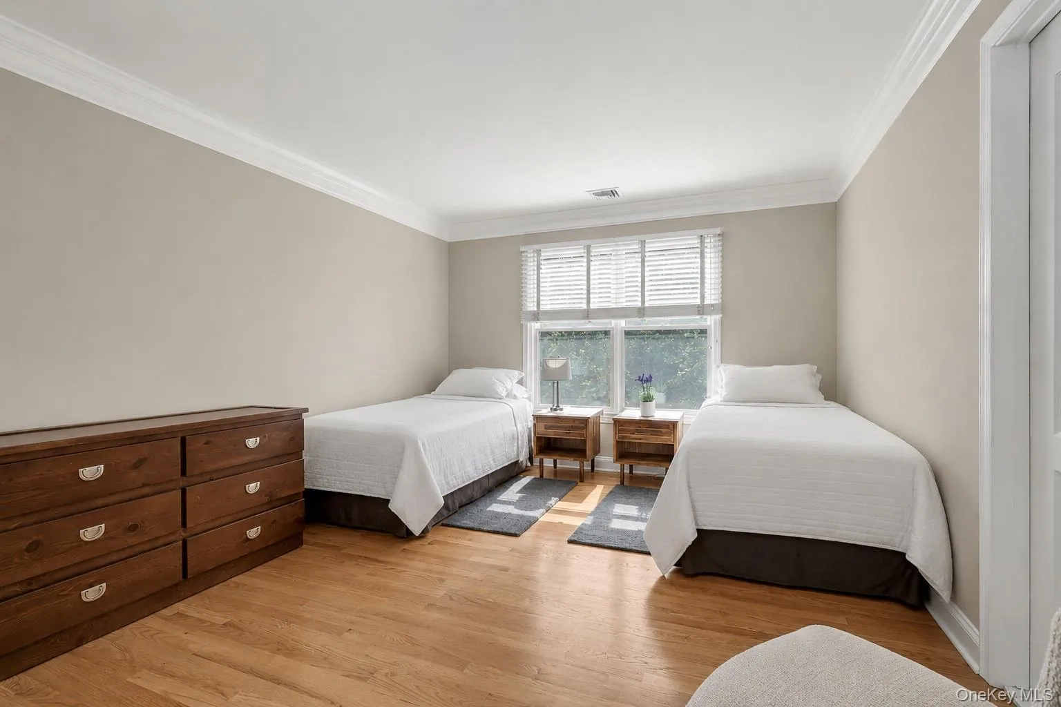 Spacious bedroom adjoining shared bathroom Spacious bedroom adjoining shared bathroom
