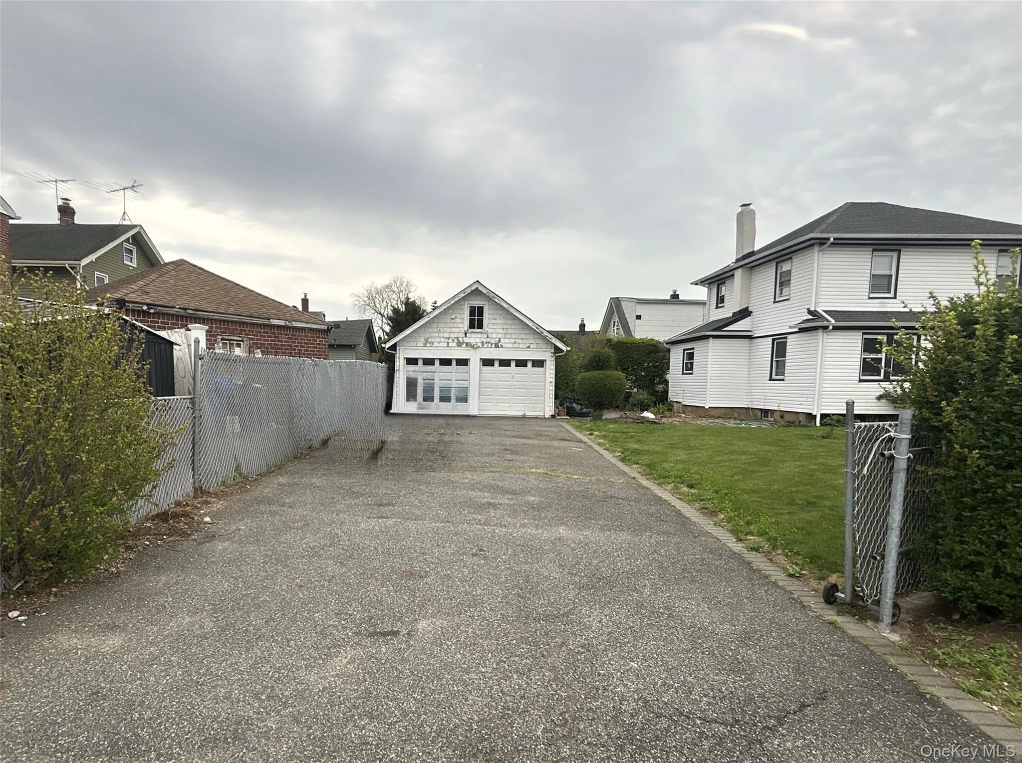 Ample Parking in Driveway Ample Parking in Driveway