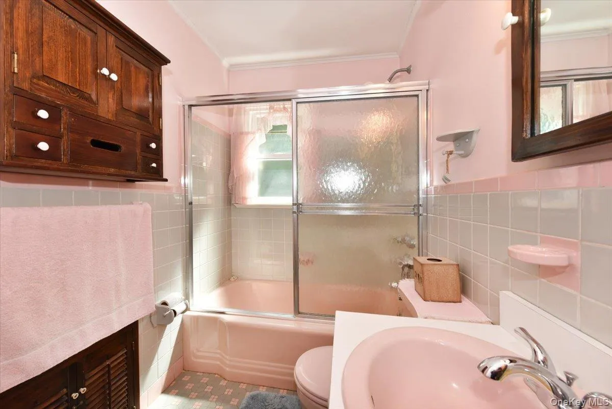 145 Benedict Avenue, Hempstead, NY, 3 Bedrooms Bedrooms, 6 Rooms Rooms,1 BathroomBathrooms,Residential,For Rent,Benedict,0,1027139 145 Benedict Avenue, Hempstead, NY, 3 Bedrooms Bedrooms, 6 Rooms Rooms,1 BathroomBathrooms,Residential,For Rent,Benedict,0,1027139