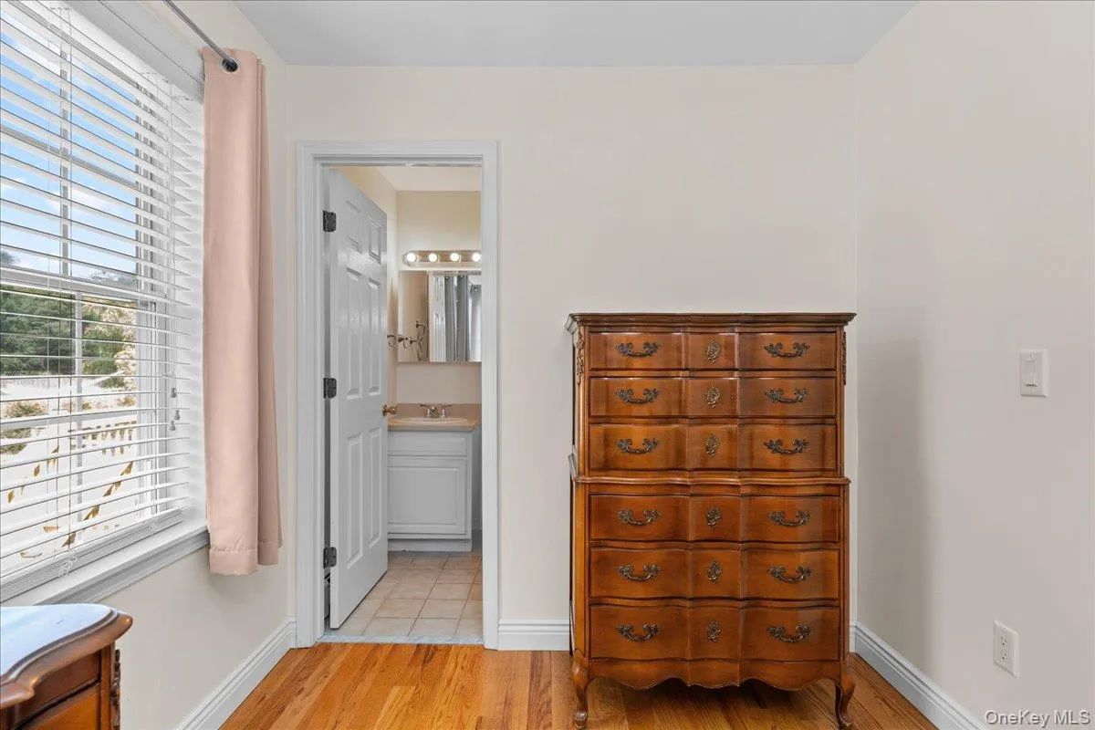 Looking toward the primary en suite bathroom. Looking toward the primary en suite bathroom.